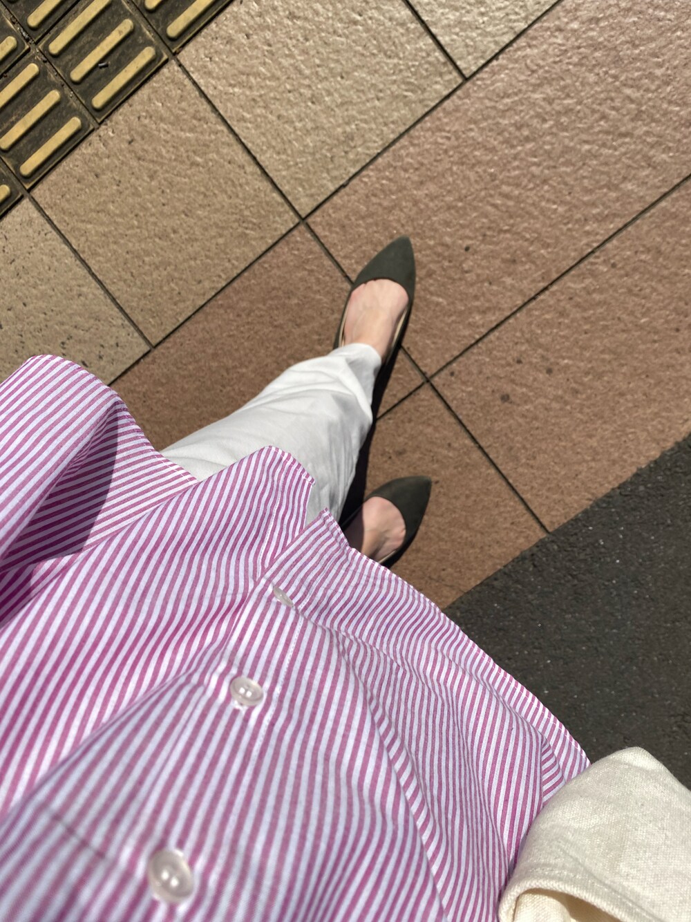 「ストライプ、ストライプシャツ、ホワイトパンツ、キレイめ、ミニバッグ」｜「しまむらのアイテム（トップス、ピンク系）」を使った、mana**さん（レディース・156cm）の春コーディネートの1枚目の写真