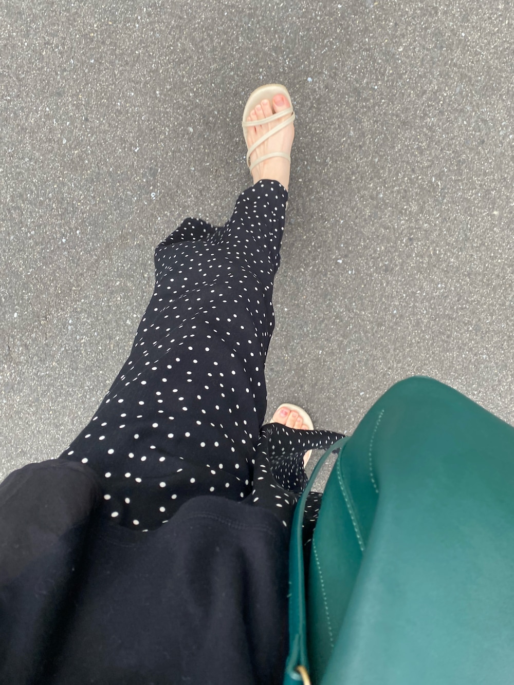 「ドットパンツ、水玉パンツ、シンプルコーデ、休日コーデ、サンダル、梅雨コーデ」｜「NOFALLのストラップフラットサンダル（サンダル、ベージュ系）」を使った、mana**さん（レディース・156cm）の夏コーディネートの1枚目の写真