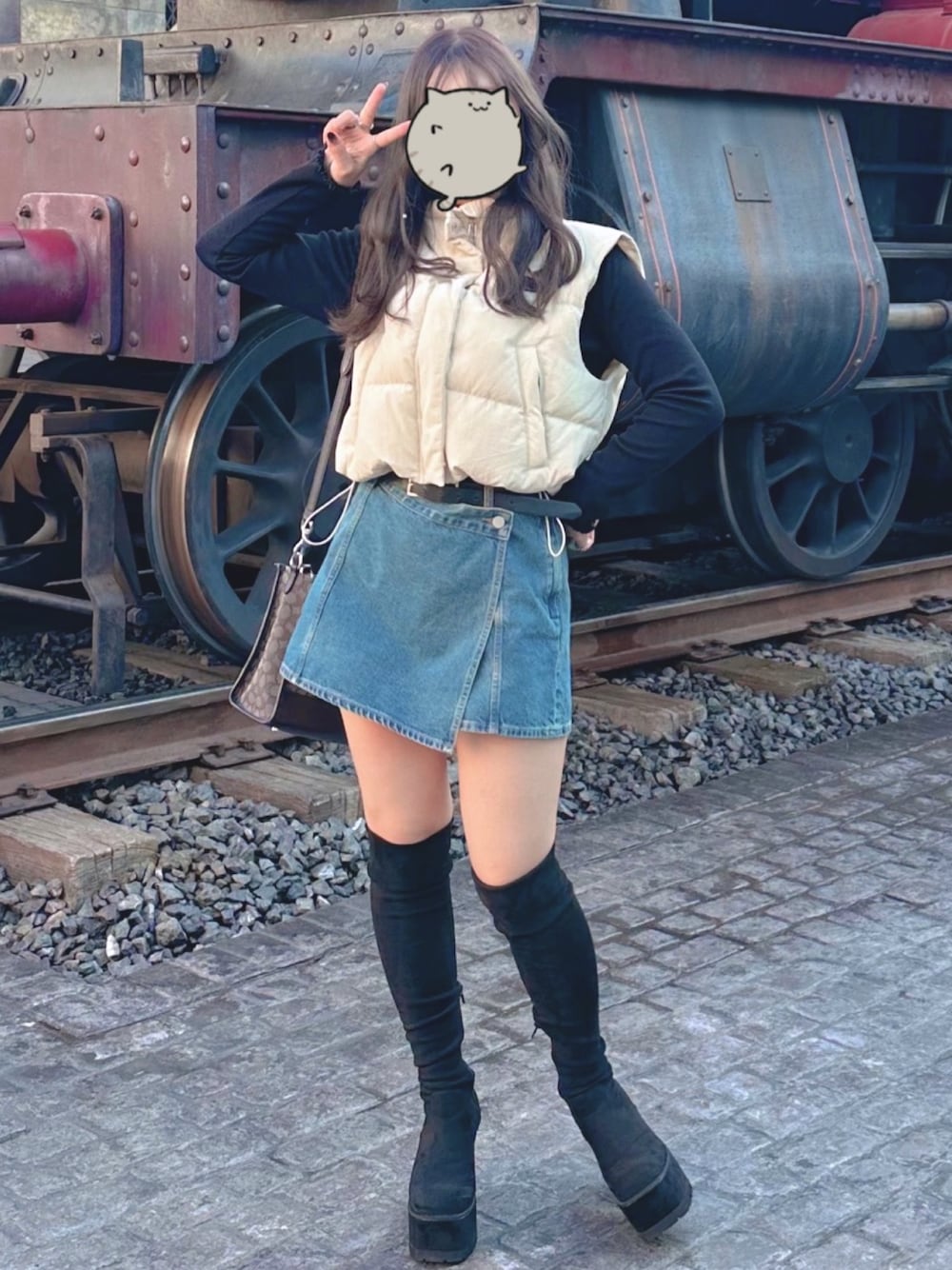 「EMODA、ダウンベスト、ニーハイブーツ、USJ」｜「GUのアイテム（デニムスカート、ブルー系）」を使った、yukisnow17さん（骨格ストレート・レディース・163cm）の春コーディネートの1枚目の写真