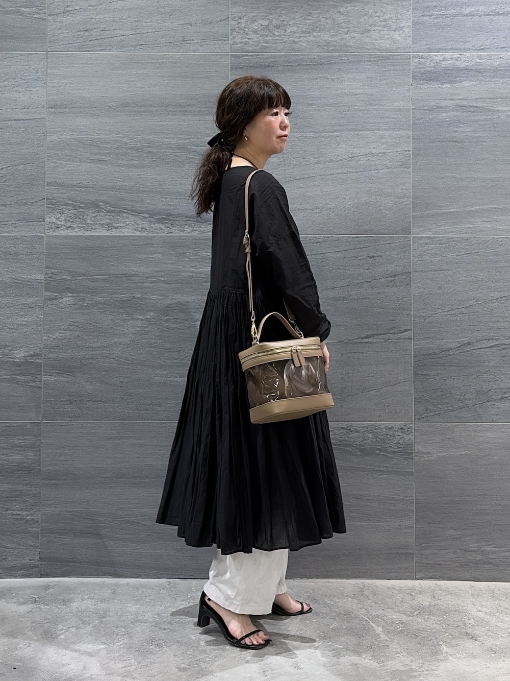 ブラック系のシャツ/ブラウス、ブラウン系のショルダーバッグを着用したレディースの春コーディネートの1枚目の写真