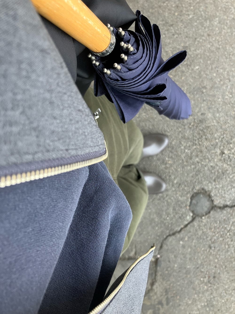 「気温25度から29度、春めき満開コーデ、ジップアップブルゾン、バレルレッグパンツ、スウェット、雨の日コーデ、カジュアル」｜「UNIQLOのアイテム（パンツ、グリーン系）」を使った、shell1994lさん（骨格ストレート・レディース・160cm）の春コーディネートの1枚目の写真