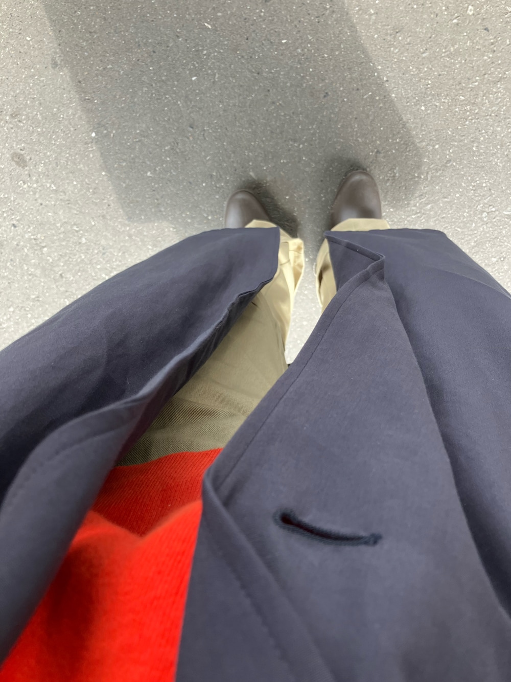 「気温15度から19度、ユニクロ、ディッキーズ(Dickies)、オレンジニット」｜「green label relaxingのライト トレンチ コート（トレンチコート、ブルー系）」を使った、shell1994lさん（骨格ストレート・レディース・160cm）の春コーディネートの1枚目の写真