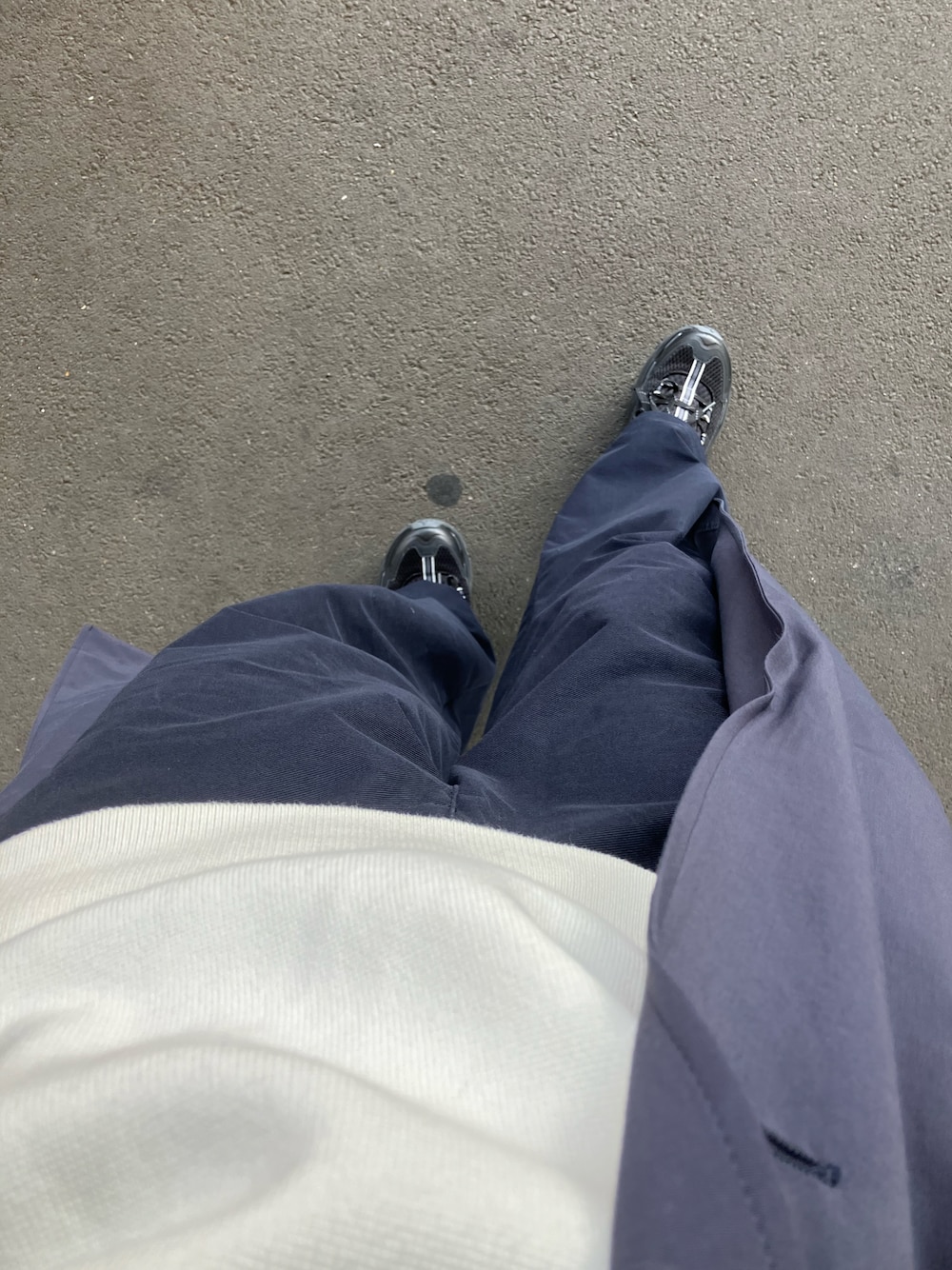「春めき満開コーデ、ジャージーバレルレッグパンツ、バレルレッグパンツ、コットンニット、ユニクロ」｜「green label relaxingのライト トレンチ コート（トレンチコート、ブルー系）」を使った、shell1994lさん（骨格ストレート・レディース・160cm）の春コーディネートの1枚目の写真