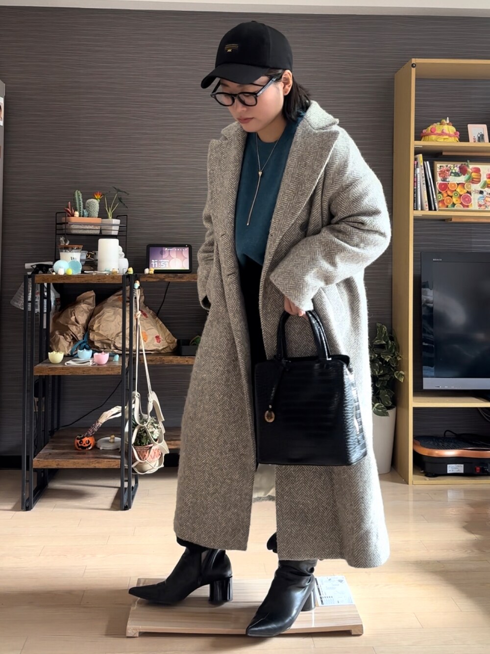 ブラック系のバッグ、グレー系のジャケット/アウター、ブルー系のスウェットを着用したレディースの冬コーディネートの1枚目の写真