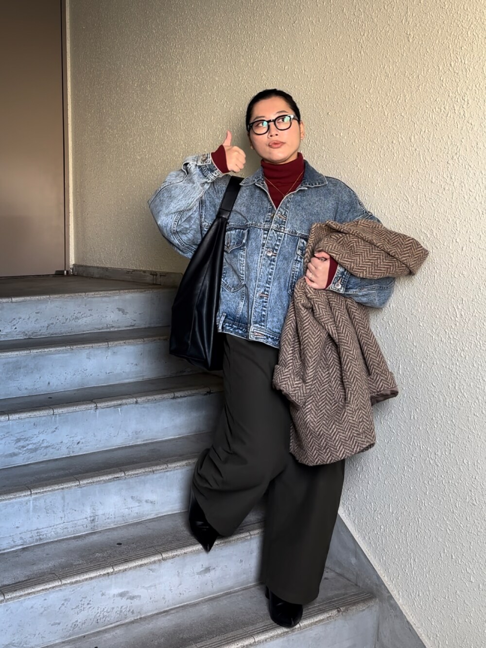 「真冬のあったかスタイル、タートルネック、デニム、デニムジャケット、Gジャン、UNIQLO、チノパン、差し色(赤)」｜「GEVS.の綿100％ビッグシルエットデニムジャケット ＜大きいサイズ有＞GEVS.（デニムジャケット、ブルー系）」を使った、真波(Manami)さん（骨格ストレート・レディース・153cm）の冬コーディネートの1枚目の写真