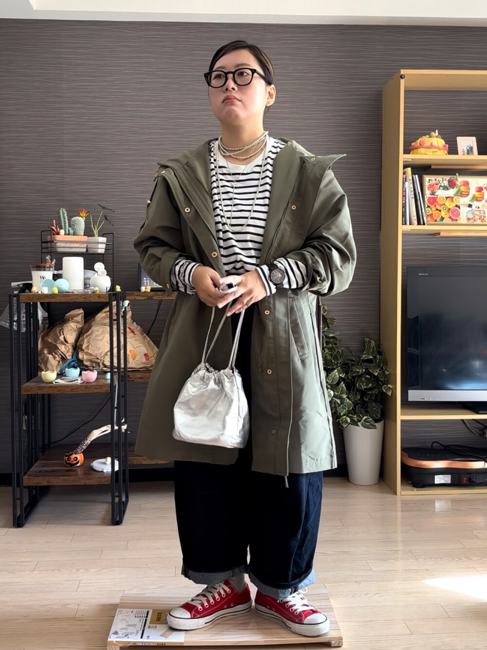 「冬コーデ、カジュアルスタイル、オトナ女子、休日スタイル、シンプル、大人ファッション、秋冬、ママファッション、シンプルスタイル、スニーカー、スニーカーコーデ、アウター、モッズコート、モッズコート カーキ」｜「CONVERSEの【CONVERSE】CANVAS ALL STAR OX  キャンバス オールスターOX（スニーカー、レッド系）」を使った、真波(Manami)さん（レディース・153cm）の冬コーディネートの1枚目の写真