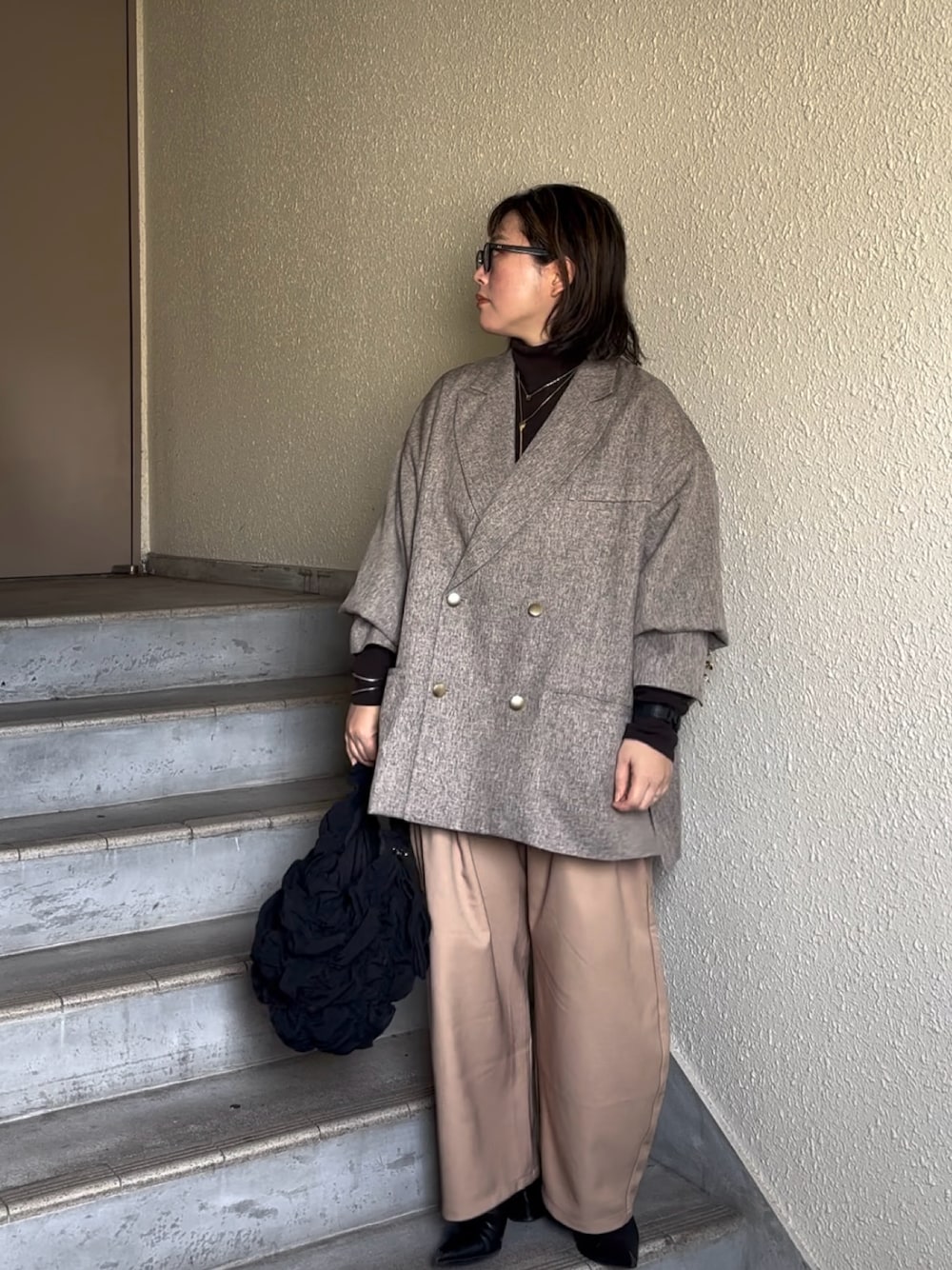 「ジャケット、ジャケットスタイル、ジャケットコーデ、ぽっちゃり、ぽっちゃりコーデ、プラスサイズ」｜「GUのアイテム（ショルダーバッグ、ブラック系）」を使った、真波(Manami)さん（骨格ストレート・レディース・153cm）の春コーディネートの1枚目の写真