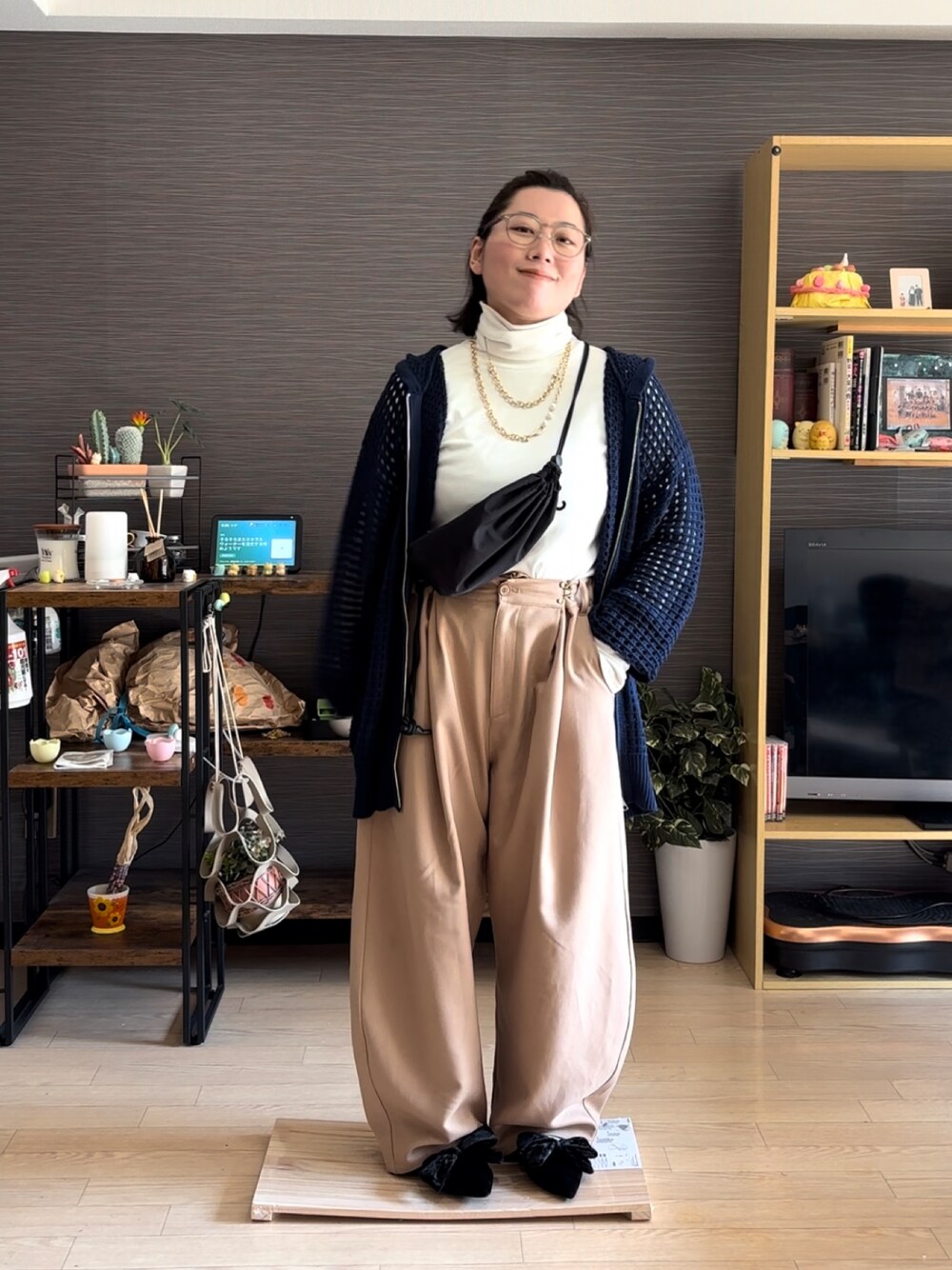 「春コーデ、春カラー、春服、透かし編みニット、カーゴパンツ」｜「niko and...のアイテム（パンツ、ベージュ系）」を使った、真波(Manami)さん（骨格ストレート・レディース・153cm）の春コーディネートの1枚目の写真