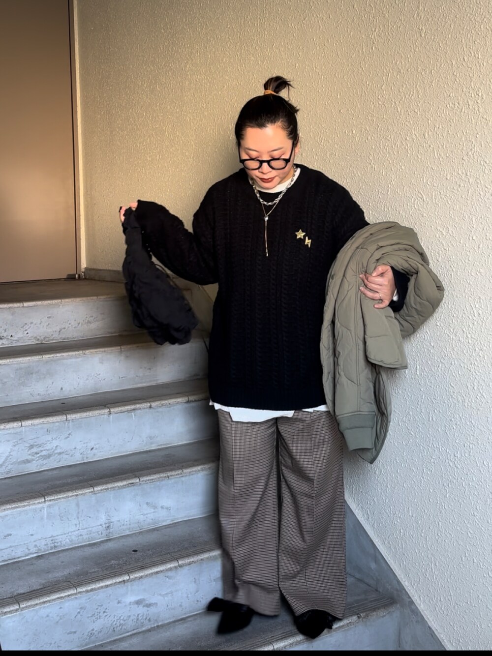 「ケーブルニット、ニット、オーバーサイズニット、オーバーサイズ、真冬のあったかスタイル、大人ファッション、大人コーデ、ラフコーデ、パンツスタイル、オトナ女子」｜「PAGEBOYのスクエアケーブルBIGプルオーバー（ニット/セーター、ブラック系）」を使った、真波(Manami)さん（骨格ストレート・レディース・153cm）の冬コーディネートの1枚目の写真