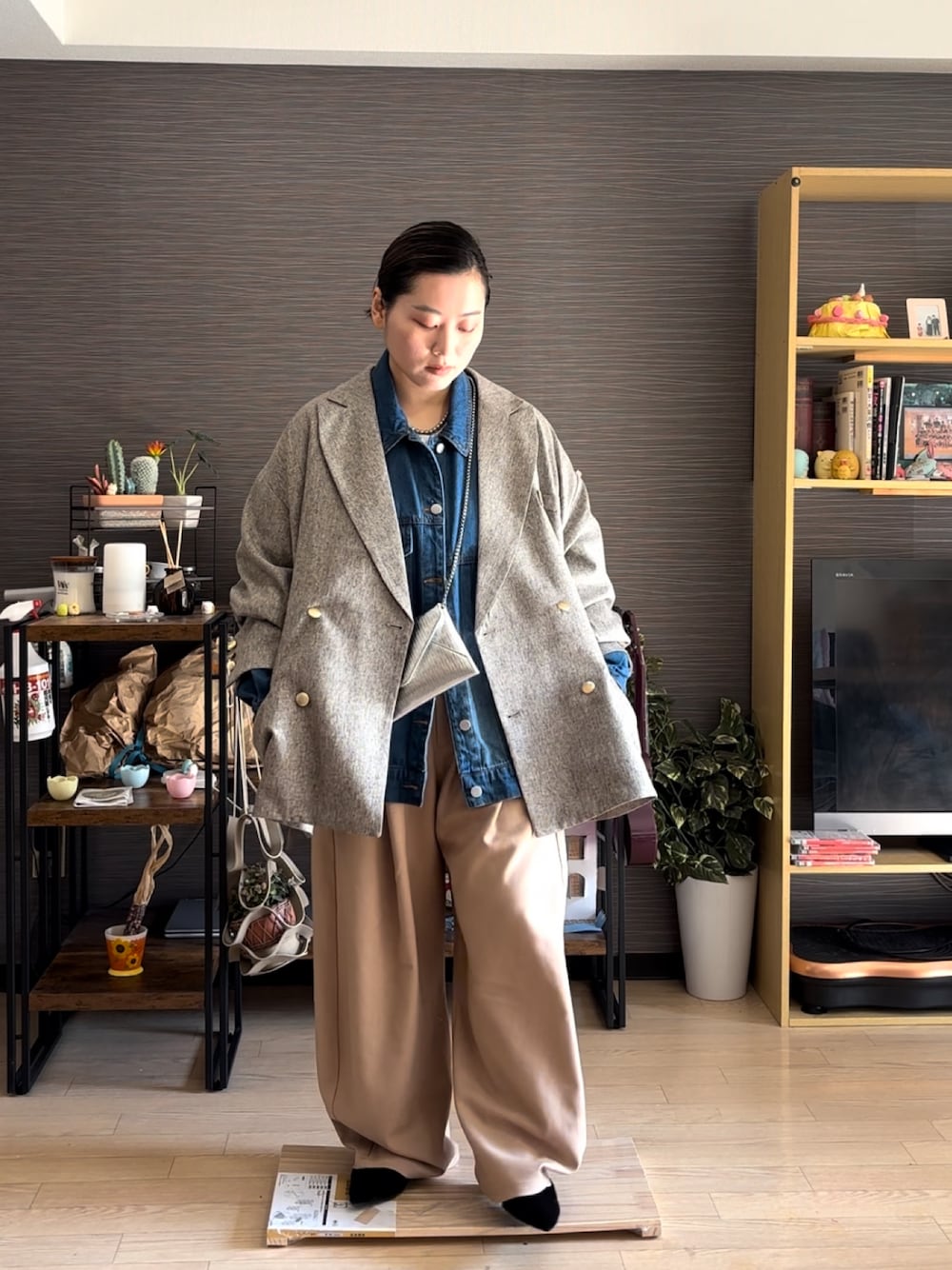 真波(Manami)さんの「気軽に羽織れる 大人の ブレザー。 サイド スリット オーバーサイズ ダブルジャケット（classicalelf）」を使ったコーディネートの1枚目の写真