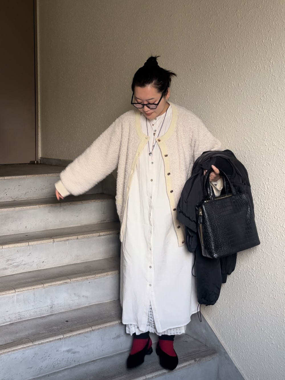 「レイヤードスタイル、シャツワンピ、シャツワンピース、差し色(赤)、赤い靴下、ミュールパンプス、ホワイトコーデ、白コーデ、冬コーデ、冬、冬服」｜「HUG.Uのギャザーナチュワンピ（シャツワンピース、ホワイト系）」を使った、真波(Manami)さん（骨格ストレート・レディース・153cm）の冬コーディネートの1枚目の写真