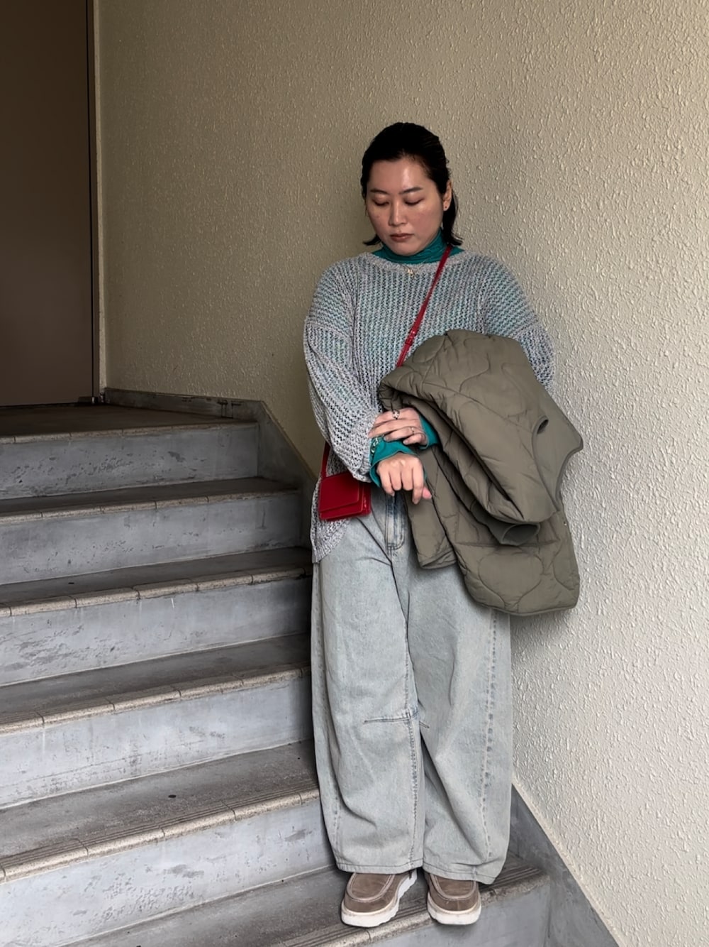 「ブーツ、キルトジャケット、デニム、デニムパンツ、透かし編みニット、ぽっちゃり、プラスサイズ」｜「anyfeeの【anyfee/プラスサイズ】ブークレヤーン透かし編みルーズニット（ニット/セーター、ブラック系）」を使った、真波(Manami)さん（骨格ストレート・レディース・153cm）の春コーディネートの1枚目の写真