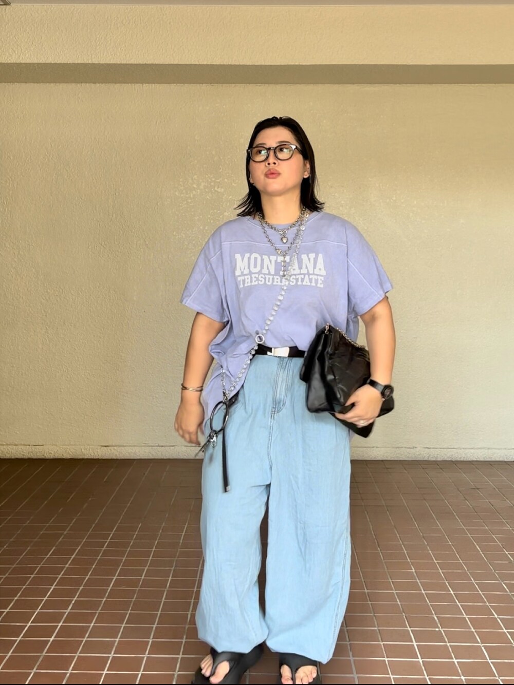 グレー系のその他パンツ、パープル系のTシャツ/カットソー、シルバー系のスマホケース/カバーを着用したレディースの夏コーディネートの1枚目の写真