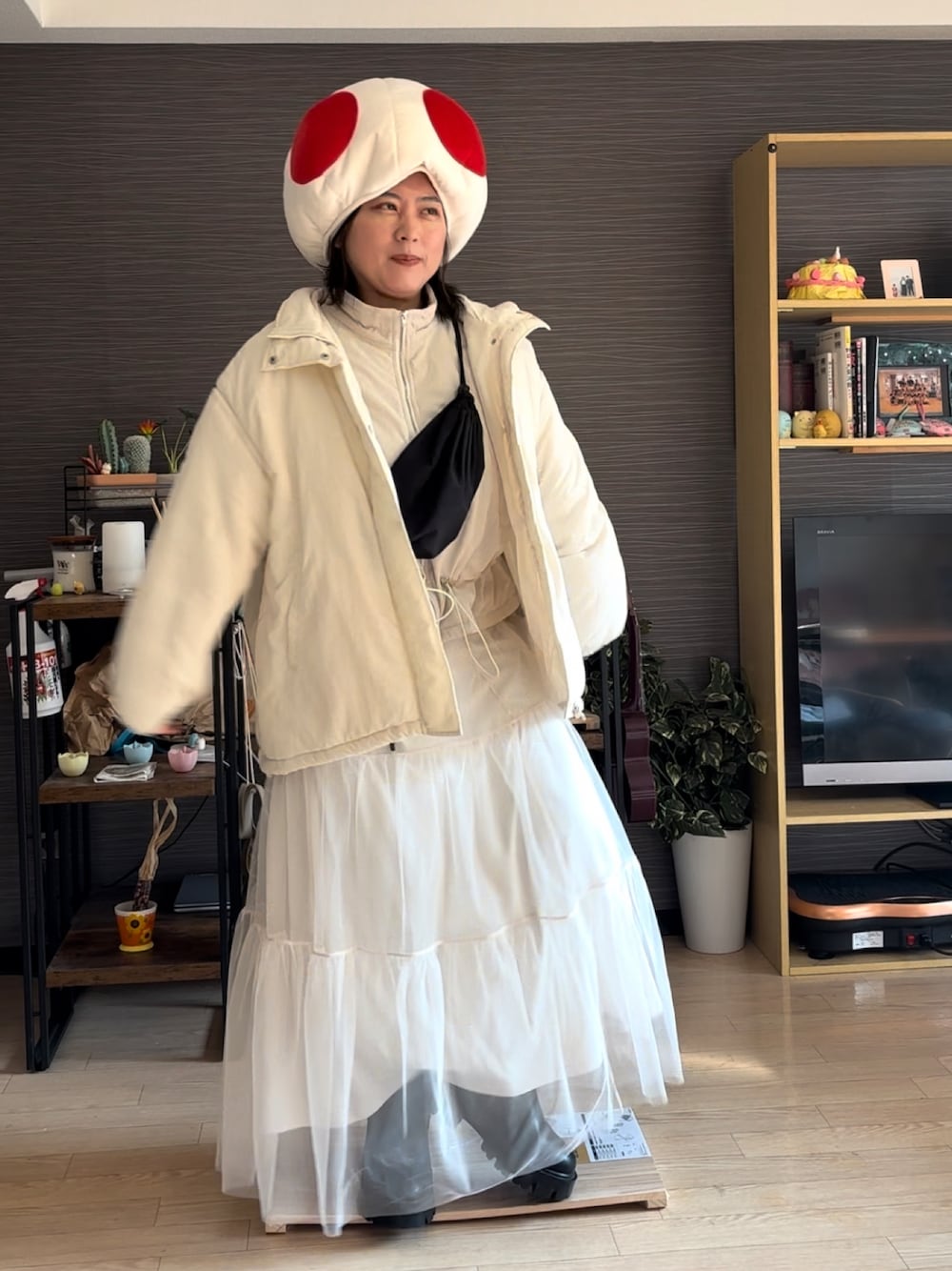 「ユニバ、ユニバーサルスタジオジャパン、ユニバコーデ、キノピオ、チュールスカート、USJ、USJコーデ」｜「BAYFLOWのチュールティアードスカート（スカート、ホワイト系）」を使った、真波(Manami)さん（骨格ストレート・レディース・153cm）の冬コーディネートの1枚目の写真