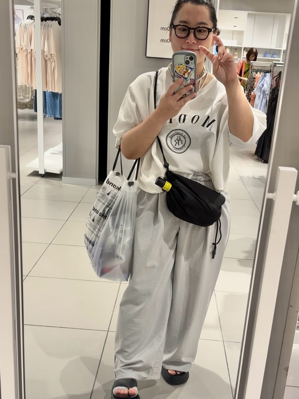「ロゴT、夏コーデ、シンプルスタイル、カジュアルコーデ、おしゃれさんと繋がりたい、ラクチンコーデ、ワントーンコーデ、オトナ女子、サンダルコーデ、低身長コーデ、夏だ！Tシャツ着よう！、レディースファッション、ぽっちゃり、楽チンコーデ、Tシャツコーデ」｜「LAKOLEの【接触冷感】サイドラインイージーパンツ / 116596（その他パンツ、ベージュ系）」を使った、真波(Manami)さん（レディース・153cm）の夏コーディネートの1枚目の写真
