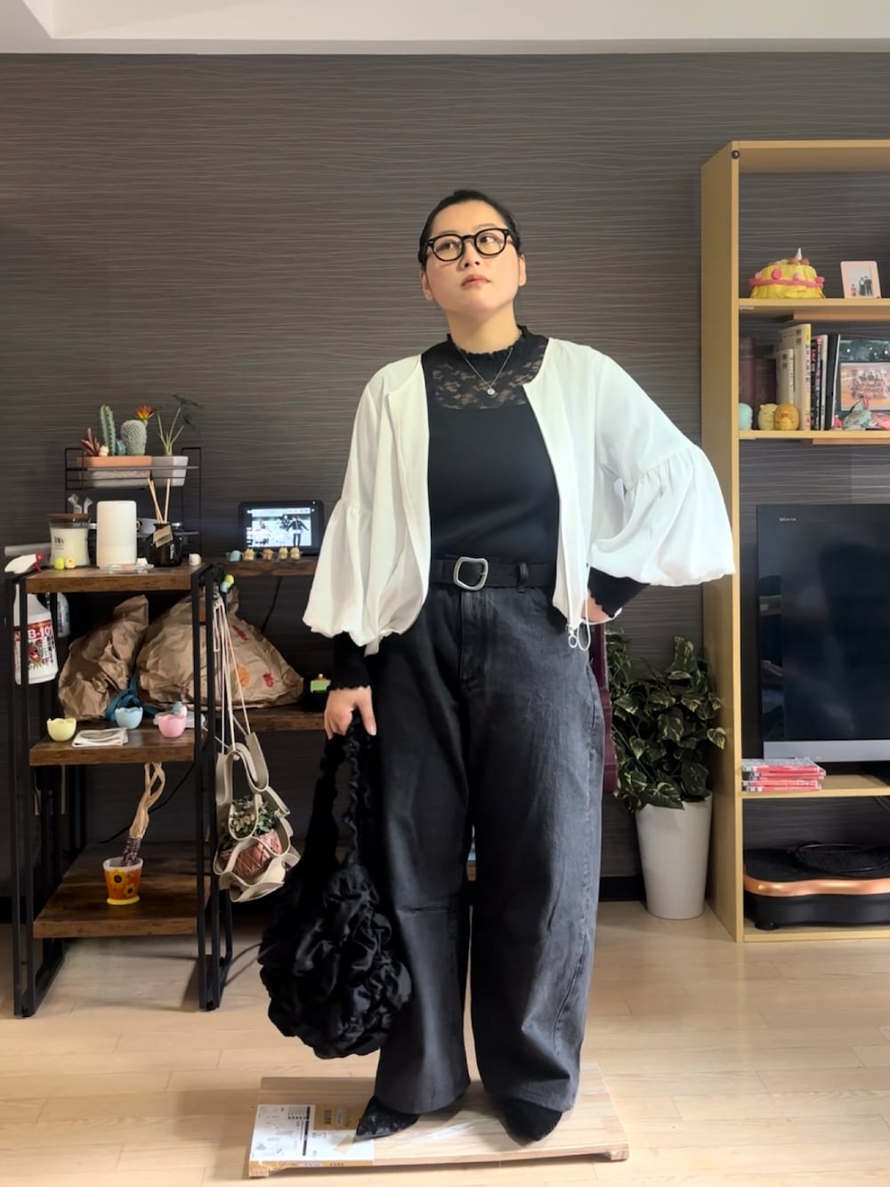 「ぽっちゃり、ぽっちゃりコーデ、ぽっちゃりスタッフ、大きいサイズレディースファッション、大きいサイズ、デニム、デニムパンツ、黒デニム」｜「GUのアイテム（デニムパンツ、ブラック系）」を使った、真波(Manami)さん（骨格ストレート・レディース・153cm）の冬コーディネートの1枚目の写真