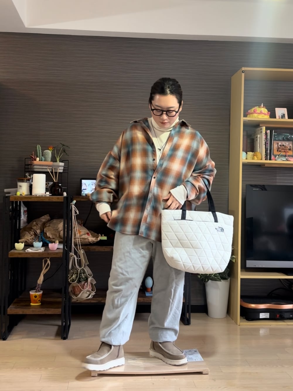 「冬服、春服、初春コーデ、チェックシャツ、スウェットパンツ、タートルネック、スウェットコーデ、パンツスタイル、リラックススタイル、ラフコーデ、グレー」｜「studio CLIPの【kazumiさんコラボ】撥水モカシンショートブーツ（ブーツ、ベージュ系）」を使った、真波(Manami)さん（骨格ストレート・レディース・153cm）の冬コーディネートの1枚目の写真