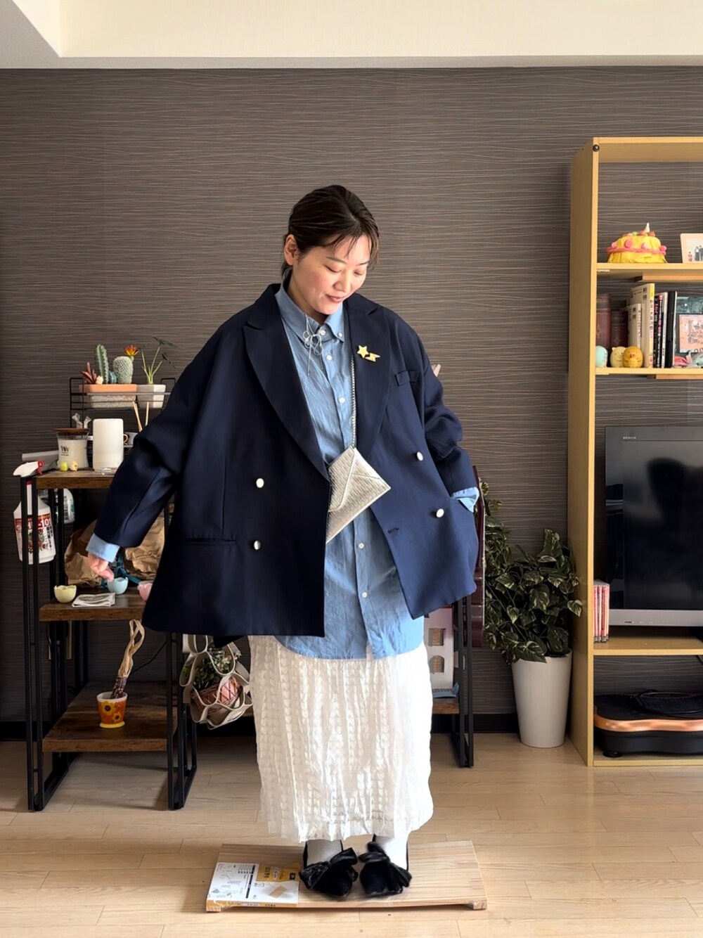 「ジャケット、ジャケットスタイル、春コーデ、春カラー、タイトスカート、キレイめカジュアル、キレイめコーデ、ぽっちゃり、プラスサイズ」｜「classicalelfの春に向けて気軽に羽織れる 大人の ブレザー。 サイド スリット オーバーサイズ ダブルジャケット（テーラードジャケット、ブルー系）」を使った、真波(Manami)さん（骨格ストレート・レディース・153cm）の春コーディネートの1枚目の写真