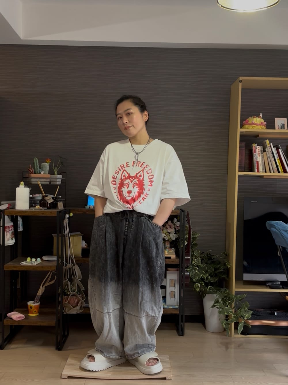 「GEVS.のグラフィックプリントTシャツ＜大きいサイズ有＞GEVS.（Tシャツ/カットソー、ホワイト系）」を使った、真波(Manami)さん（骨格ストレート・レディース・153cm）の夏コーディネートの1枚目の写真