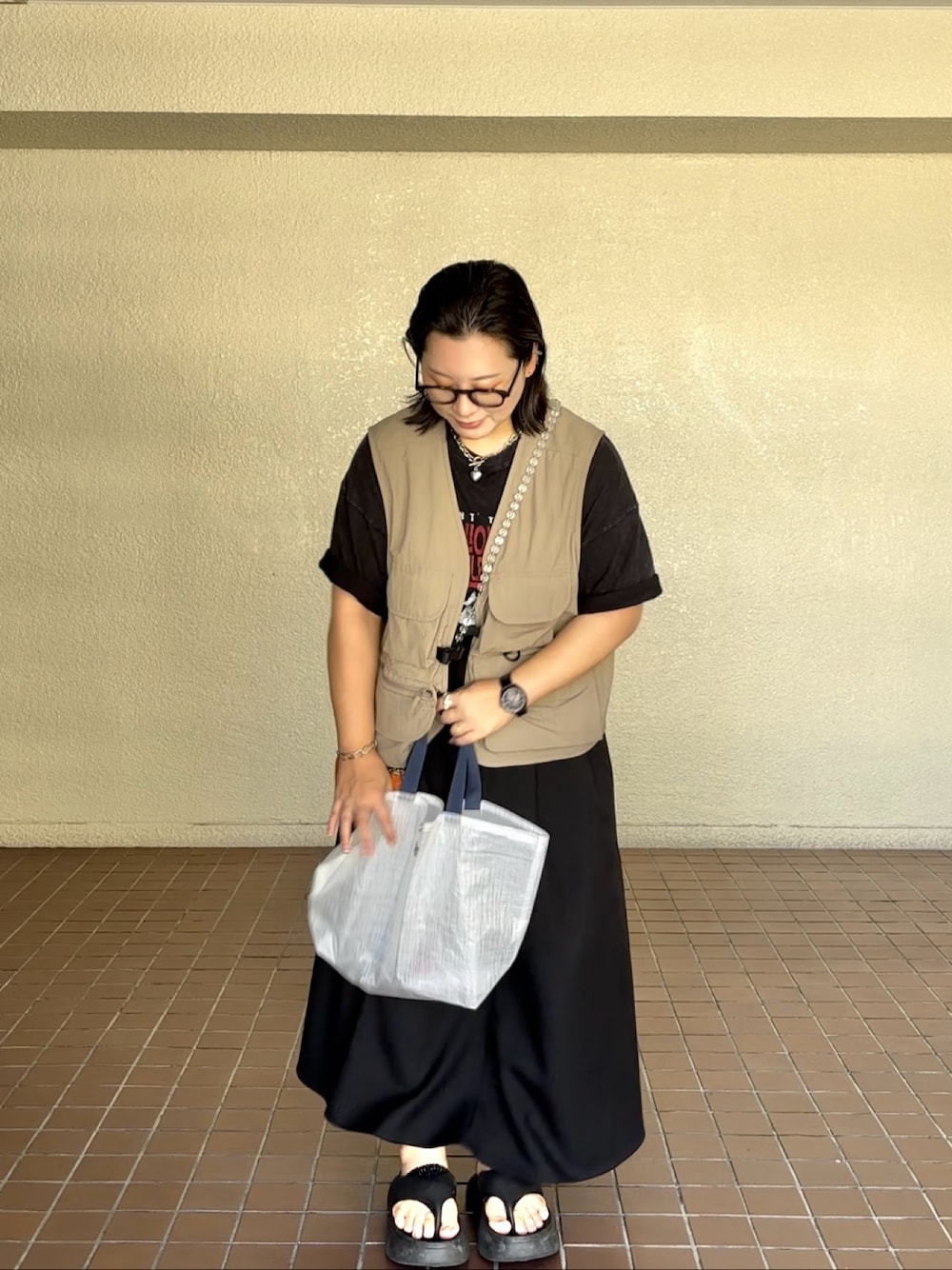 「秋服コーデ、休日スタイル、スカートスタイル、30代コーデ、Tシャツコーデ、GU、ママファッション、メガネ女子、大人カジュアルコーデ、プリントT」｜「niko and...のオリジナルニコモコトングサンダル（サンダル、ブラック系）」を使った、真波(Manami)さん（レディース・153cm）の秋コーディネートの1枚目の写真