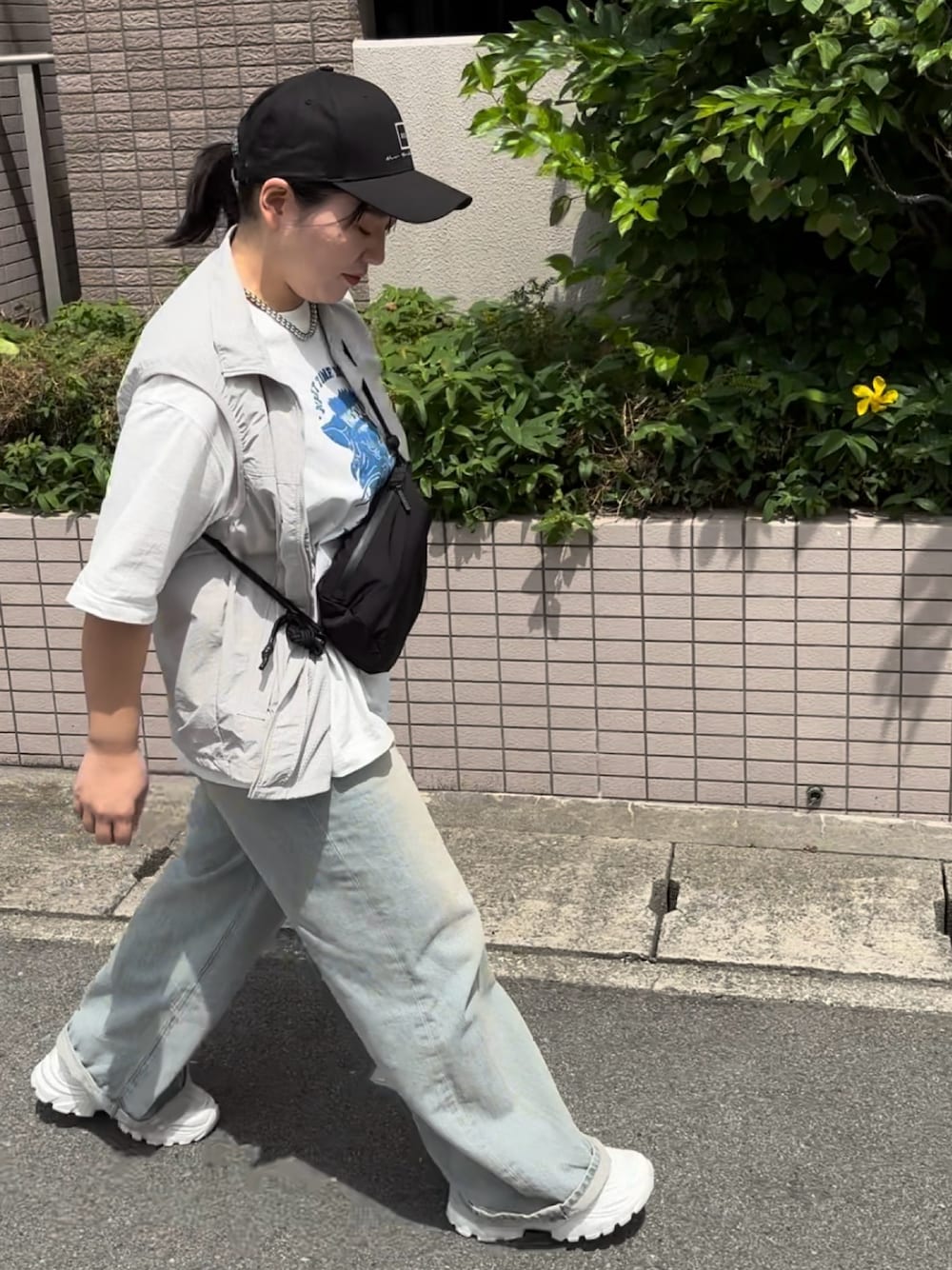 「スポーツミックス、夏コーデ、30代コーデ、ママコーデ、ママファッション、公園、公園スタイル、公園コーデ、スニーカーコーデ、デニムコーデ、キャップコーデ、低身長コーデ、低身長女子、ぽっちゃり、シンプルコーデ」｜「JEANASISのタックデニムワイドパンツ/974143（デニムパンツ、ブルー系）」を使った、真波(Manami)さん（レディース・153cm）の春コーディネートの1枚目の写真