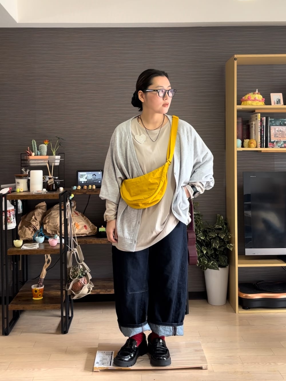 「春コーデ、春服、デニム、デニムパンツ、ローファー、カーディガン」｜「GUのアイテム（デニムパンツ、ブラック系）」を使った、真波(Manami)さん（骨格ストレート・レディース・153cm）の春コーディネートの1枚目の写真