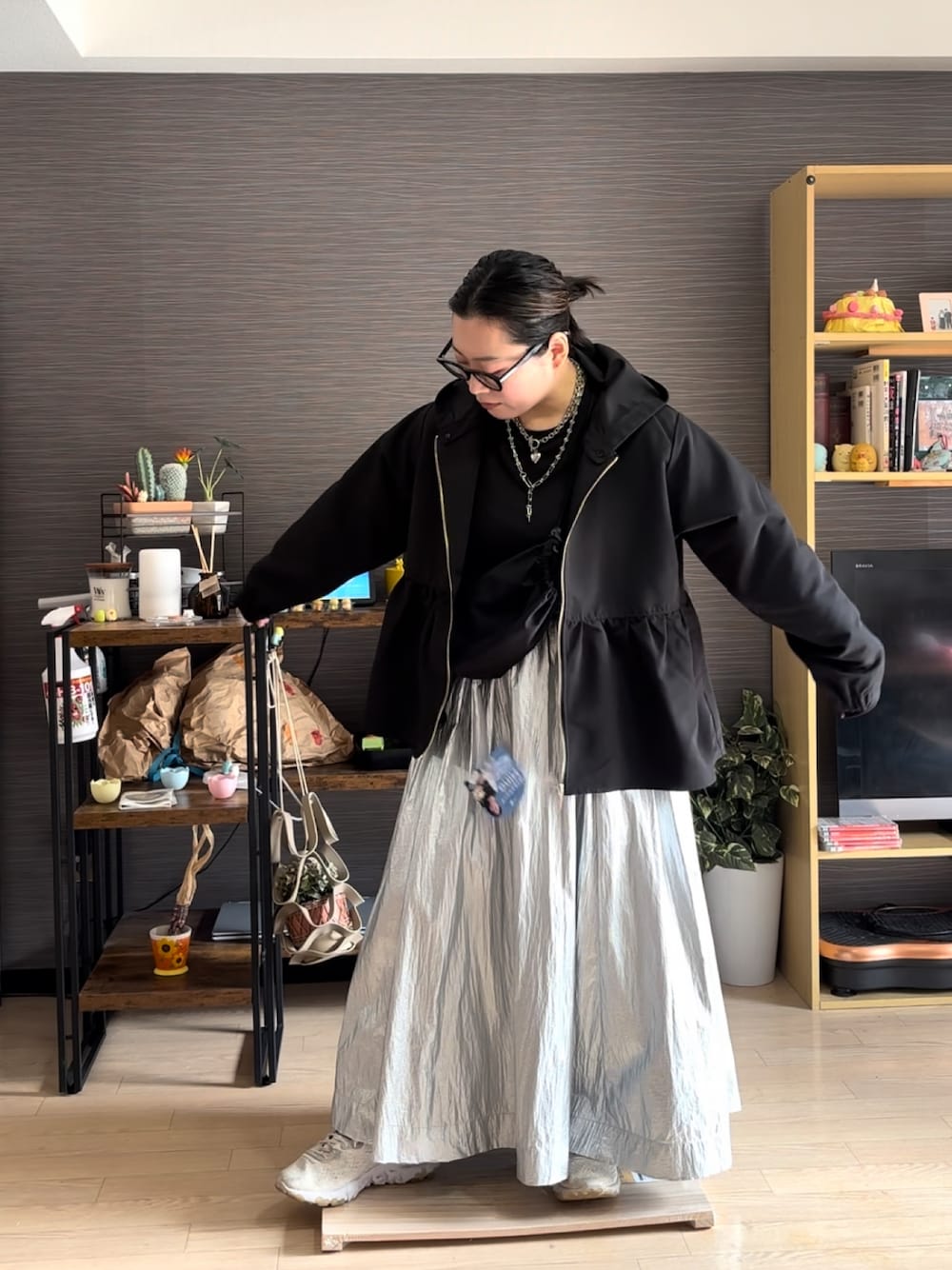 「マウンテンパーカー、シルバー、スニーカー、スニーカーコーデ、シルバースカート、春コーデ、春服」｜「niko and...のシャイニーフレアスカート（スカート、グレー系）」を使った、真波(Manami)さん（骨格ストレート・レディース・153cm）の冬コーディネートの1枚目の写真