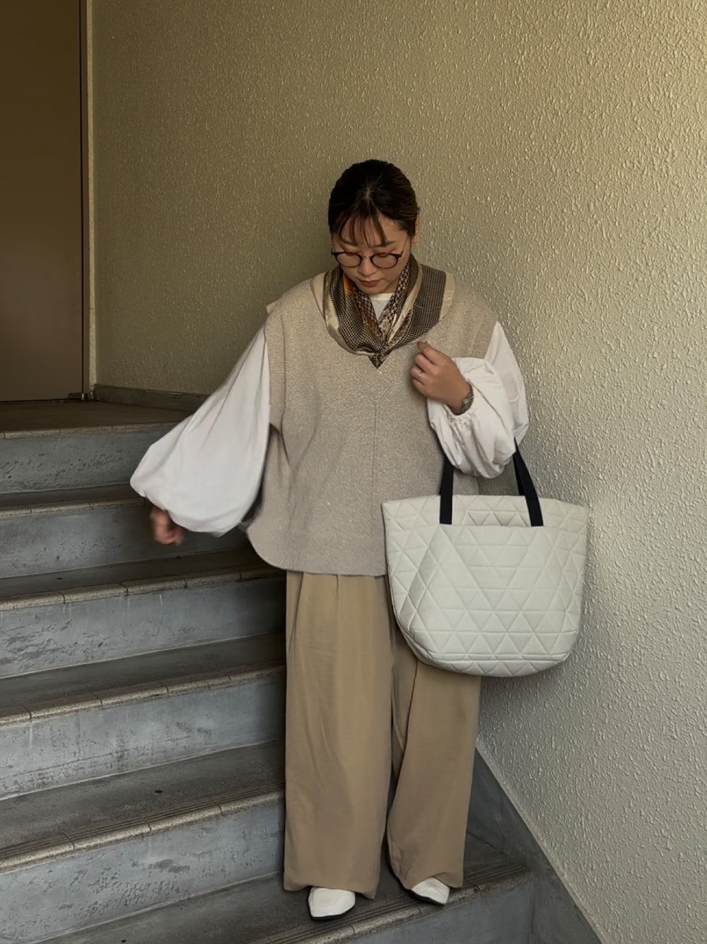 「参観日コーデ、キレイめ、きれいめ、きれいめコーディネート、プラスサイズ、ぽっちゃり、ぽっちゃりコーデ」｜「anyfeeの【anyfee/プラスサイズ】スパンコールニットベスト（ベスト、ベージュ系）」を使った、真波(Manami)さん（骨格ストレート・レディース・153cm）の春コーディネートの1枚目の写真