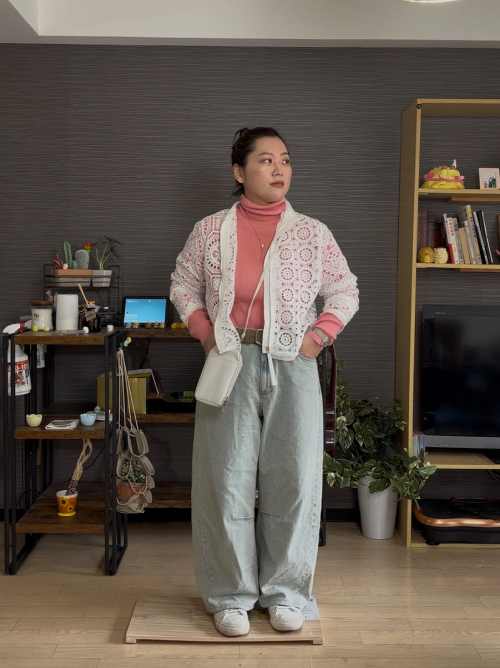 「春コーデ、春服、春服みてみて、春カラー、デニム、デニムパンツ、ピンク、ピンクコーデ、スニーカー、スニーカーコーデ、ぽっちゃり、プラスサイズ」｜「GUのアイテム（デニムパンツ、ブルー系）」を使った、真波(Manami)さん（骨格ストレート・レディース・153cm）の春コーディネートの1枚目の写真