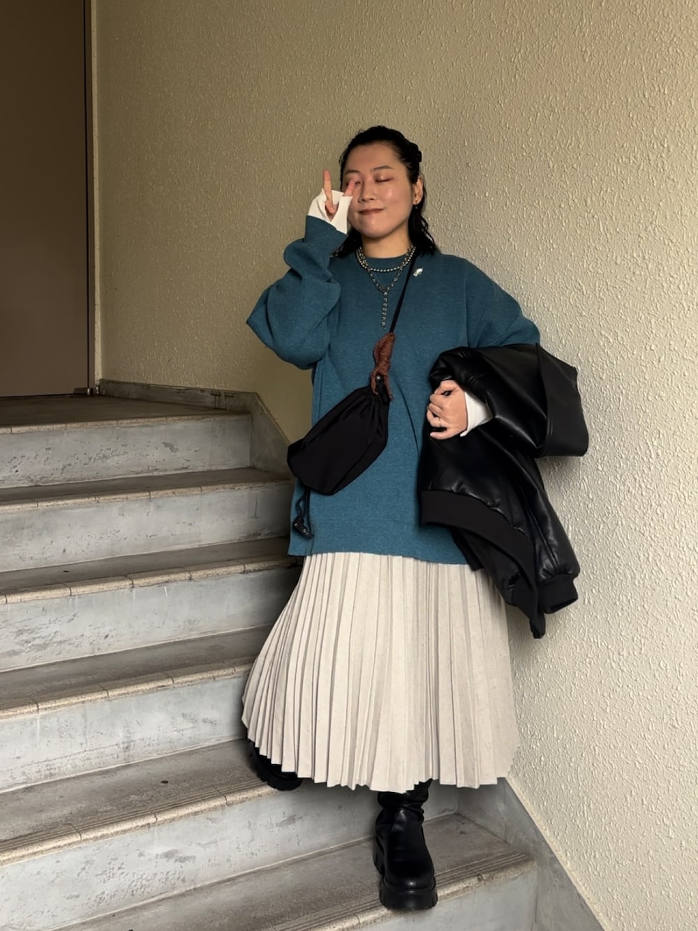 「大人カジュアルコーデ、プリーツスカート、トレーナー」｜「JEANASISのサスティナブルヴィンテージウラケBIGプルオーバー/239740（スウェット、ブルー系）」を使った、真波(Manami)さん（骨格ストレート・レディース・153cm）の冬コーディネートの1枚目の写真