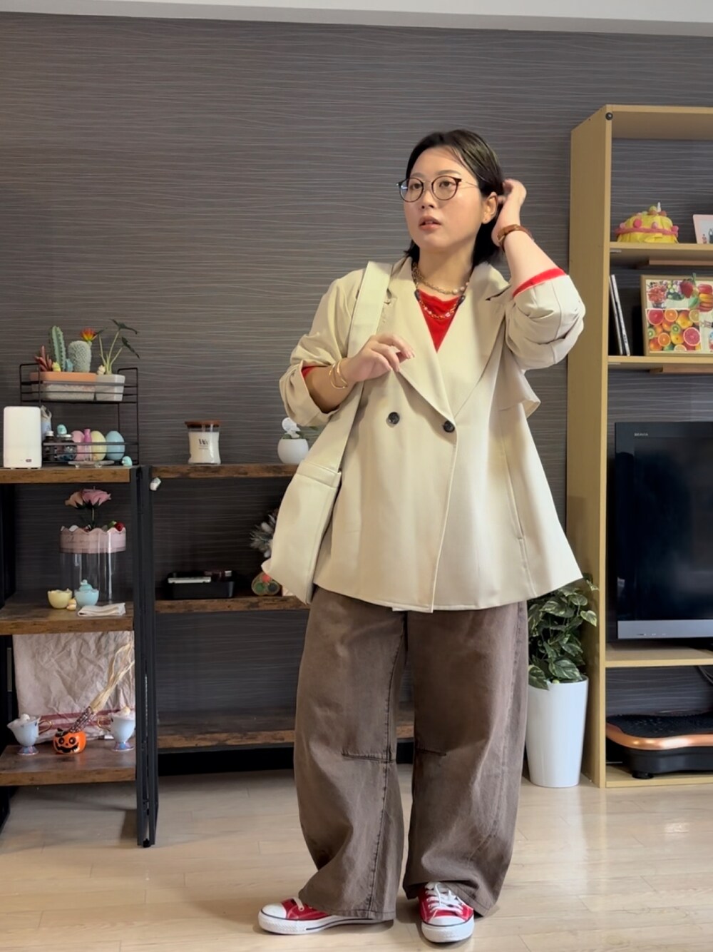 「秋っぽコーデ更新中、めがね、メガネ女子、お出かけコーデ、初秋コーデ、大人女子、秋先取りコーデ、低身長コーデ、シンプル、キレイめカジュアル、スニーカー、スニーカーコーデ、赤」｜「GUのアイテム（デニムパンツ、ブルー系）」を使った、真波(Manami)さん（レディース・153cm）の秋コーディネートの1枚目の写真