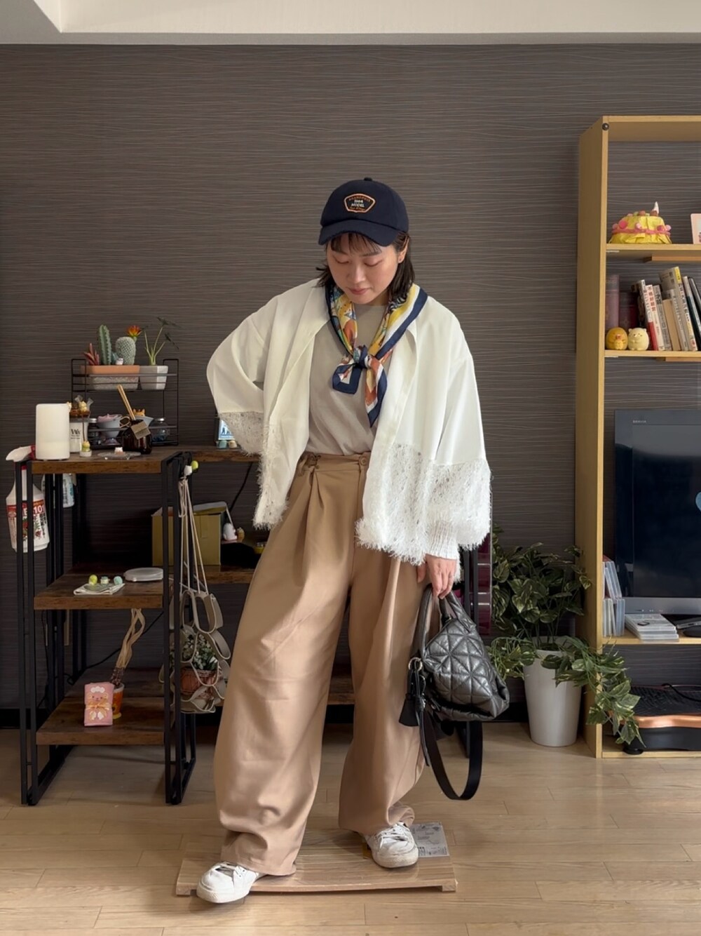 「ブラウス、白ブラウス、春コーデ、キャップ、プラスサイズ、ぽっちゃり、ぽっちゃりコーデ」｜「LAKOLEのワッペン刺繍キャップ / 150354（キャップ、ブルー系）」を使った、真波(Manami)さん（骨格ストレート・レディース・153cm）の春コーディネートの1枚目の写真
