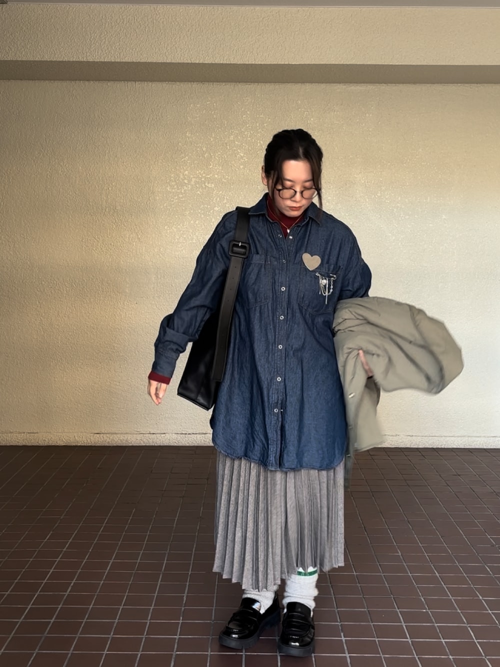 「冬コーデ、大人コーデ、プリーツスカート、デニムシャツ、クリスマスに着たい服、ローファー、オトナカジュアル、オトナカワイイ、休日スタイル、きれいめコーデ、大人女子、スカートスタイル、低身長女子、タートルネック、アウター」｜「UNIQLOのアイテム（ローファー、ブラック系）」を使った、真波(Manami)さん（骨格ストレート・レディース・153cm）の冬コーディネートの1枚目の写真