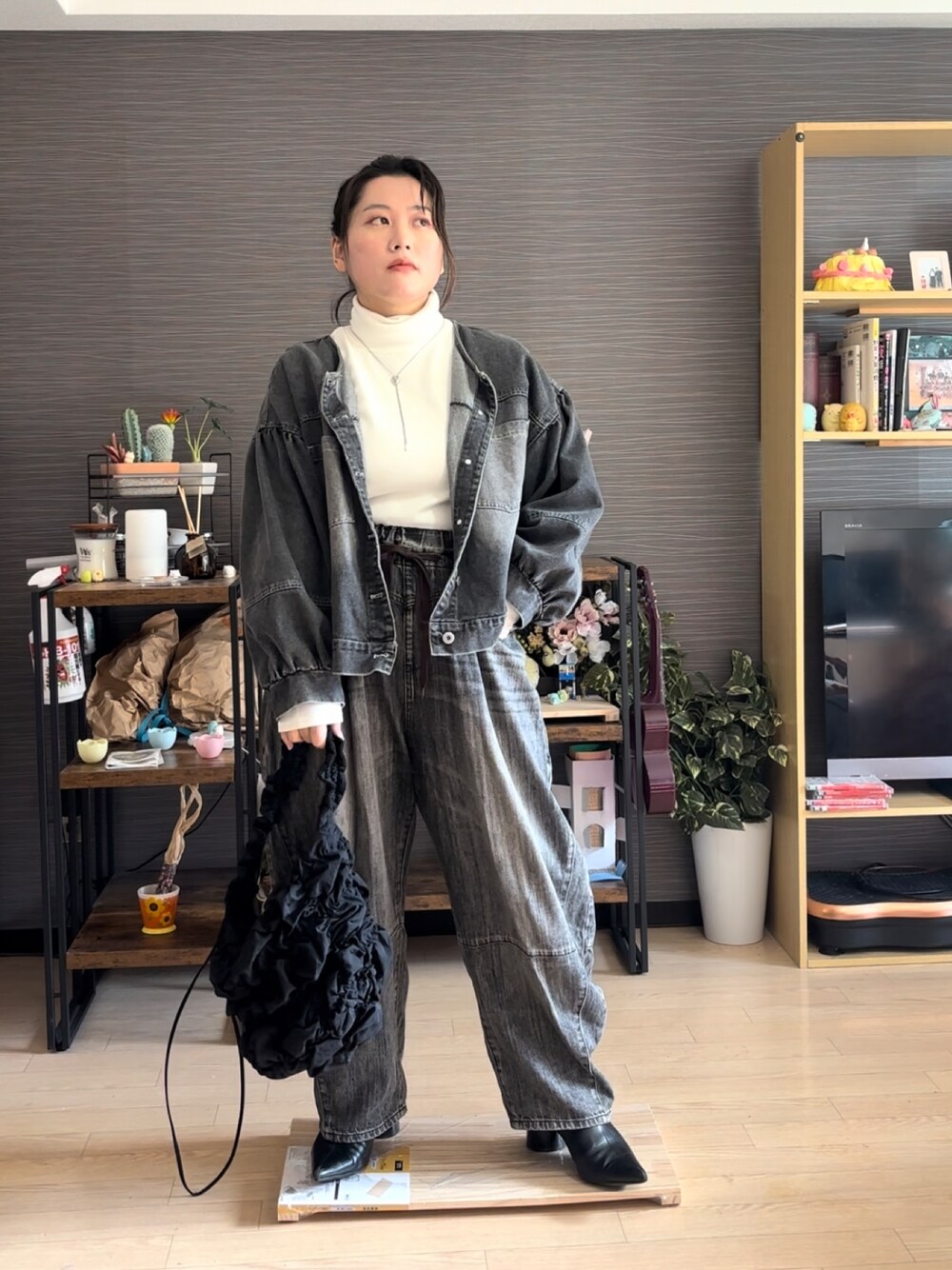 「デニム、デニムパンツ、デニムジャケット、デニムコーデ、デニムオンデニム、デニムonデニム、ジージャン、Gジャン、春コーデ、春服」｜「niko and...のアイテム（デニムパンツ、ブラック系）」を使った、真波(Manami)さん（骨格ストレート・レディース・153cm）の冬コーディネートの1枚目の写真