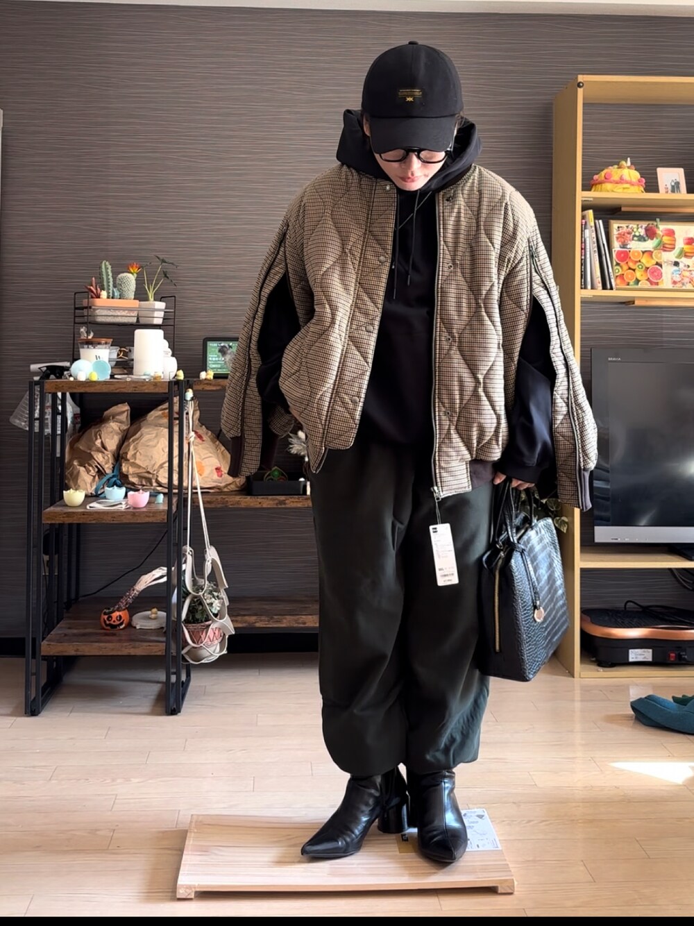 「冬コーデ、カジュアルスタイル、アウター、アウターコーデ、ブルゾン、ブルゾンコーデ、オトナ女子、休日スタイル、シンプル、大人ファッション、秋冬、シンプルスタイル、スウェットパンツ、ブーツスタイル、スポーツミックス」｜「JEANASISのポインテッドショートブーツ/975565（ブーツ、ブラック系）」を使った、真波(Manami)さん（レディース・153cm）の冬コーディネートの1枚目の写真
