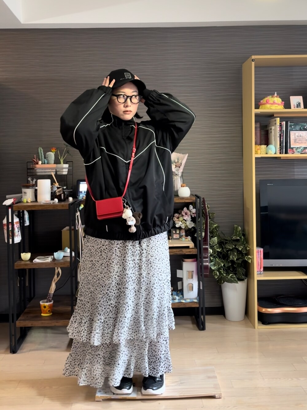 「春コーデ、キレイめカジュアル、春カラー、スポーツミックス、メガネ女子、ぽっちゃり、プラスサイズ、スニーカー、キャップ」｜「anyfeeのアイテム（スカート、ホワイト系）」を使った、真波(Manami)さん（骨格ストレート・レディース・153cm）の春コーディネートの1枚目の写真