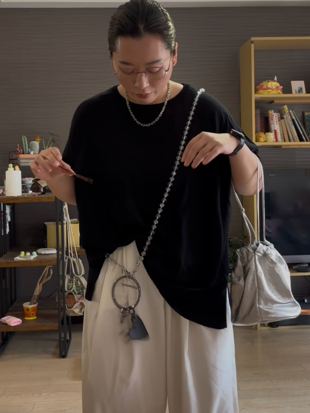 「LEPSIMのメタリックミニ巾着バッグ　987073（ショルダーバッグ、シルバー系）」を使った、真波(Manami)さん（骨格ストレート・レディース・153cm）の夏コーディネートの1枚目の写真