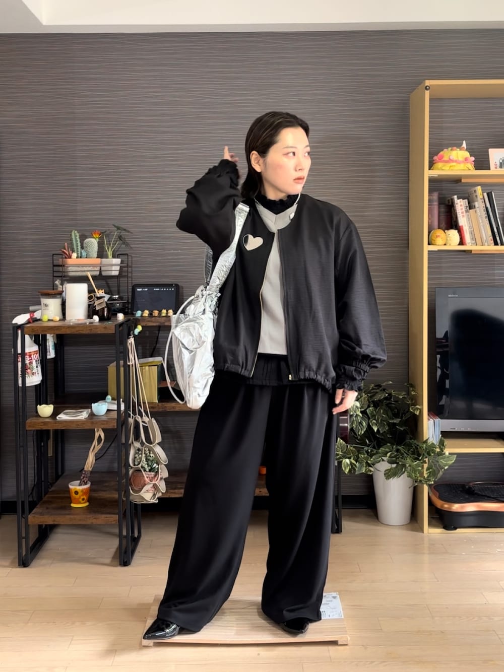 「ブラック、大人ファッション、ぽっちゃり、ぽっちゃりコーデ、プラスサイズ」｜「しまむらのアイテム（ブルゾン、ブラック系）」を使った、真波(Manami)さん（骨格ストレート・レディース・153cm）の春コーディネートの1枚目の写真