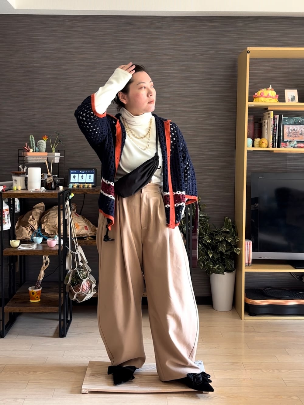 「春コーデ、春服、カーゴパンツ、透かし編みニット」｜「niko and...のアイテム（パンツ、ベージュ系）」を使った、真波(Manami)さん（骨格ストレート・レディース・153cm）の春コーディネートの1枚目の写真