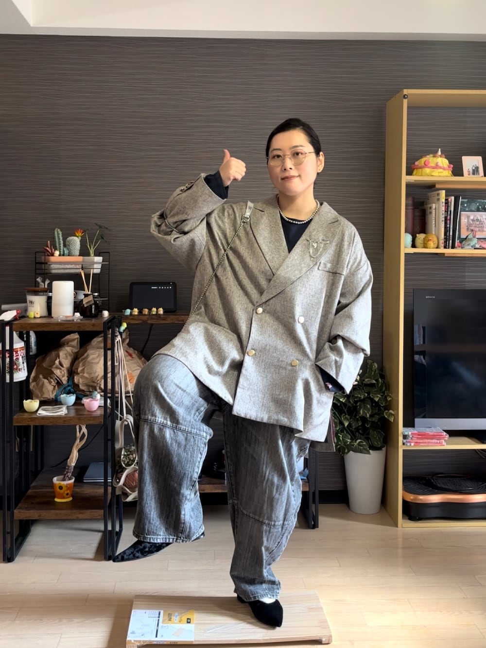 「ジャケット、ジャケットスタイル、デニム、デニムパンツ、ミュール、きれいめカジュアル、春コーデ、春、春服、ぽっちゃり、ぽっちゃりコーデ、プラスサイズ、春色、メガネ女子」｜「classicalelfの気軽に羽織れる 大人の ブレザー。 サイド スリット オーバーサイズ ダブルジャケット（テーラードジャケット、ベージュ系）」を使った、真波(Manami)さん（骨格ストレート・レディース・153cm）の冬コーディネートの1枚目の写真