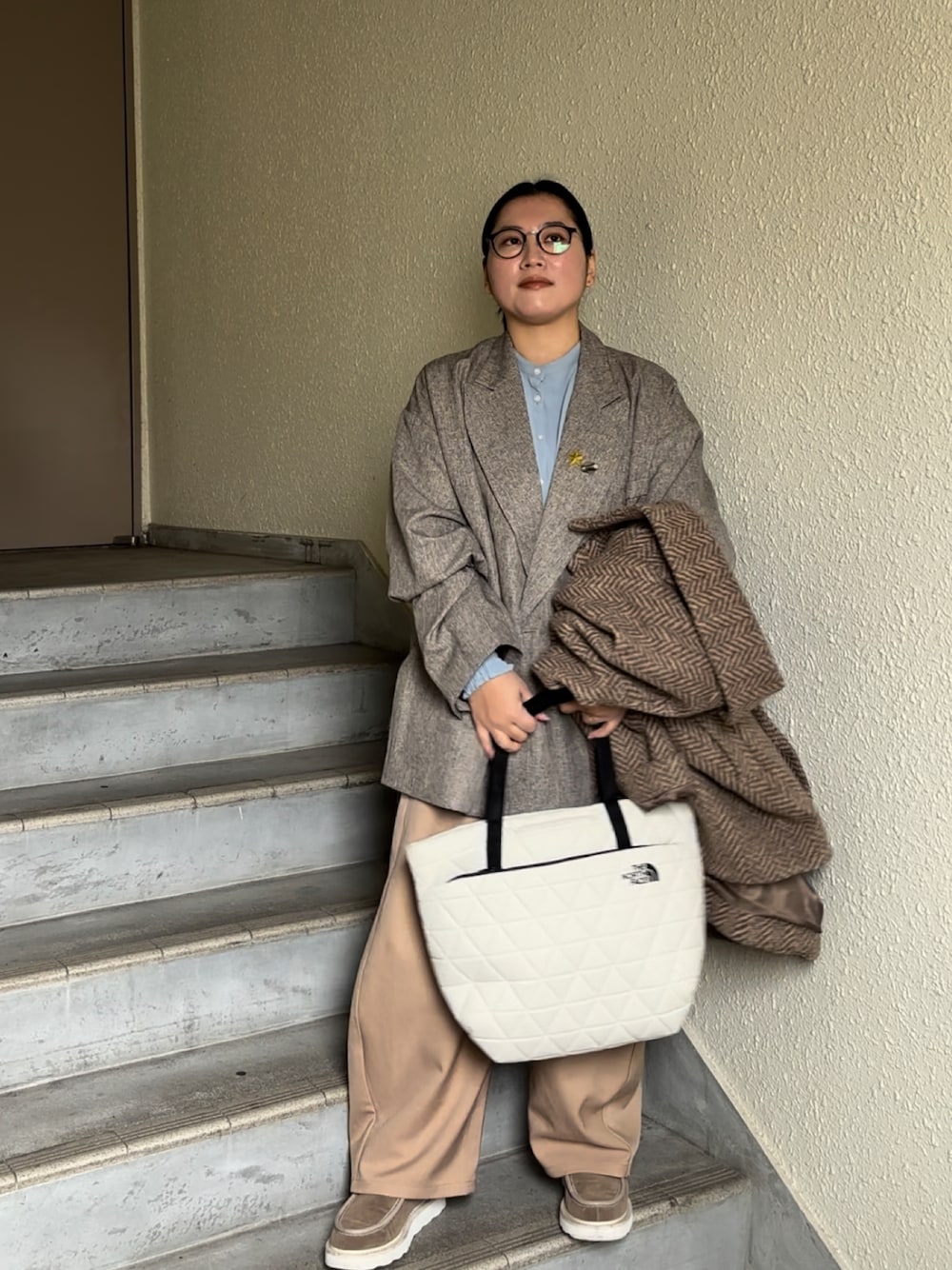 「ジャケット、ジャケットスタイル、参観日コーデ、プラスサイズ、ぽっちゃり、ぽっちゃりコーデ、春コーデ、春色、メガネ女子、春、春服」｜「classicalelfの気軽に羽織れる 大人の ブレザー。 サイド スリット オーバーサイズ ダブルジャケット（テーラードジャケット、ベージュ系）」を使った、真波(Manami)さん（骨格ストレート・レディース・153cm）の冬コーディネートの1枚目の写真