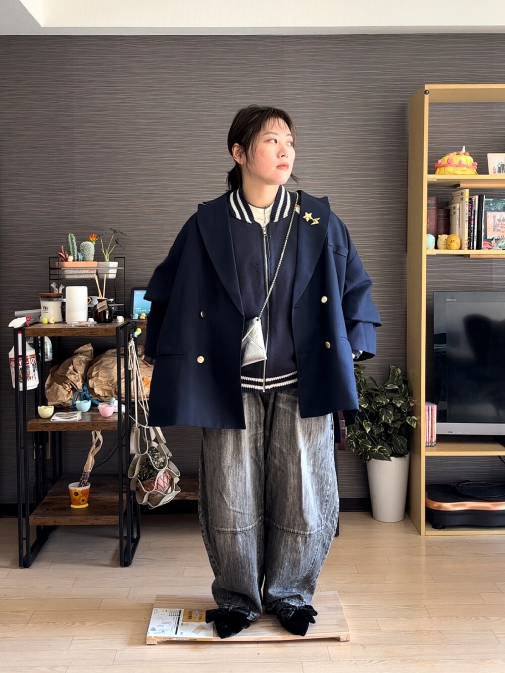 「春コーデ、春服、ジャケット、ジャケットスタイル、ジャケットコーデ、デニムパンツ、デニム、紺ブレ」｜「classicalelfの春に向けて気軽に羽織れる 大人の ブレザー。 サイド スリット オーバーサイズ ダブルジャケット（テーラードジャケット、ブルー系）」を使った、真波(Manami)さん（骨格ストレート・レディース・153cm）の春コーディネートの1枚目の写真