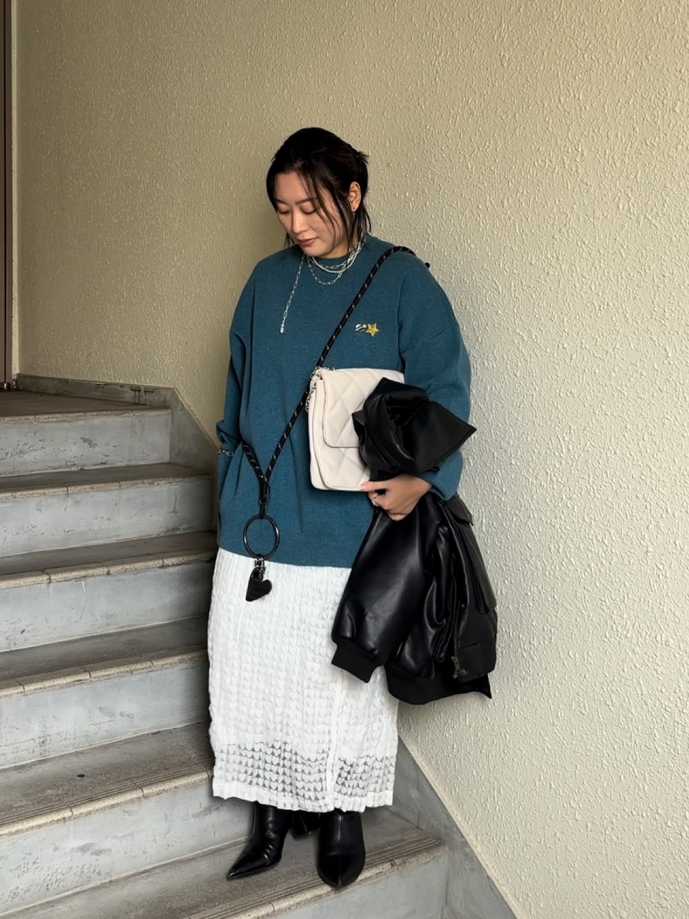 「冬コーデ、おでかけコーデ、大人女子、冬のコーデ、スカート、タイトスカート、レーススカート、ラフコーデ、ラフ、30代コーデ、オトナ女子、冬、ぽっちゃりコーデ、低身長、低身長コーデ」｜「JEANASISのポインテッドショートブーツ/975565（ブーツ、ブラック系）」を使った、真波(Manami)さん（骨格ストレート・レディース・153cm）の冬コーディネートの1枚目の写真