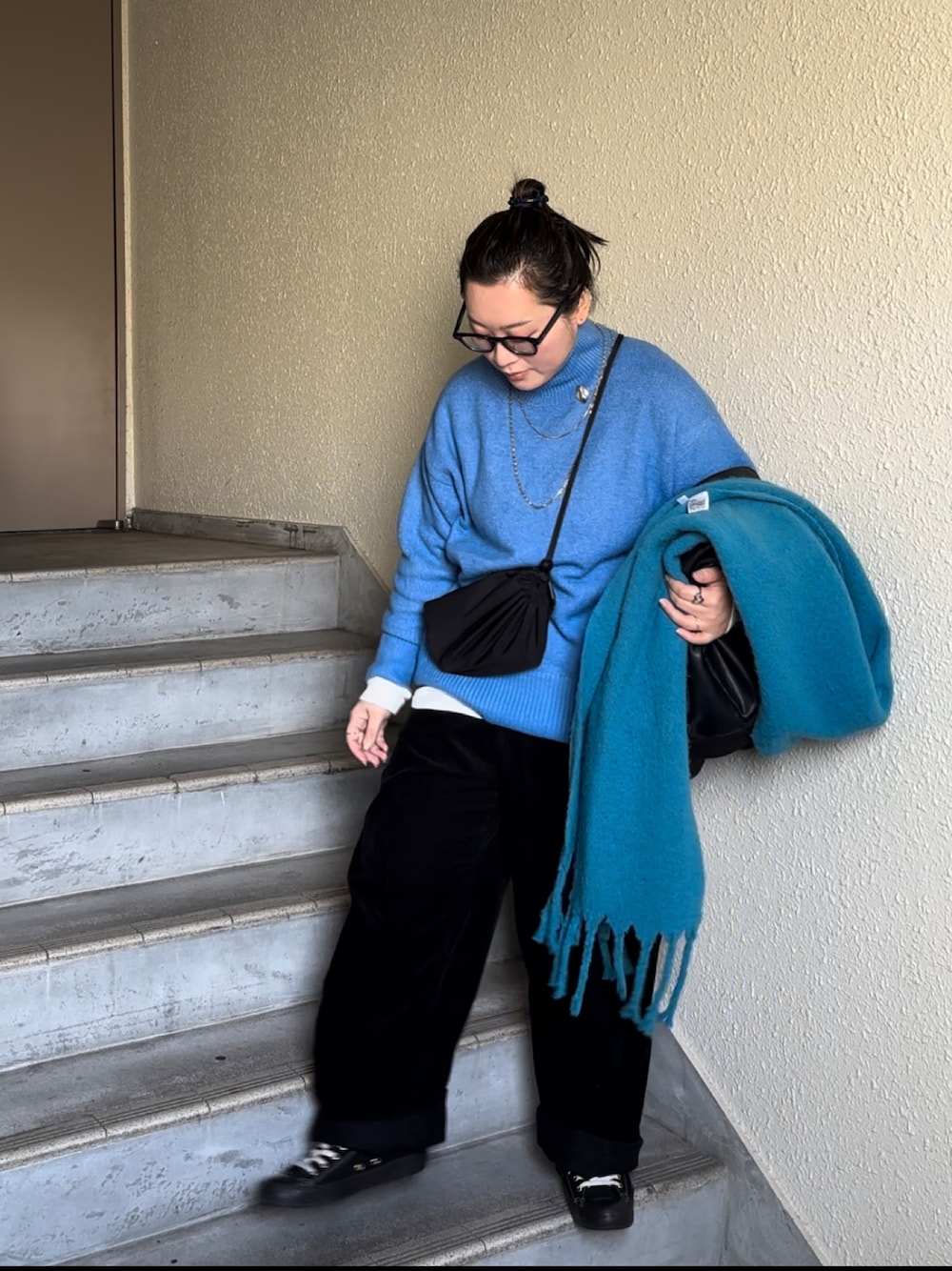 「ブルー、ブルーコーデ、ニット、差し色（青）、プラスサイズ、ぽっちゃり」｜「GUのアイテム（その他パンツ、ブラック系）」を使った、真波(Manami)さん（骨格ストレート・レディース・153cm）の春コーディネートの1枚目の写真