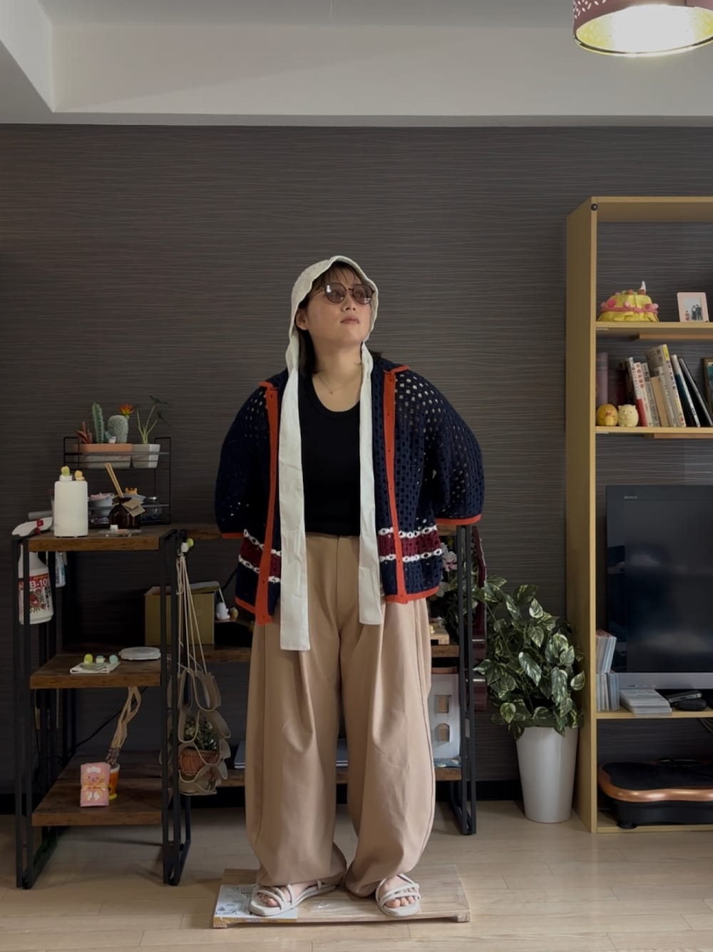 「ラクチンコーデ、春ファッション、ゆるコーデ、プラスサイズ、ぽっちゃり、ぽっちゃりコーデ」｜「GEVS.の大きいサイズ かぎ針編風ニットカーディガン GEVS.（カーディガン/ボレロ、ブルー系）」を使った、真波(Manami)さん（骨格ストレート・レディース・153cm）の春コーディネートの1枚目の写真