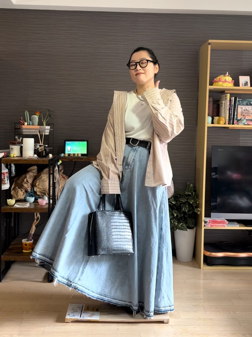 「春色、メガネ女子、春コーデ、春、春服、マキシスカート、デニムスカート、ロングスカート」｜「GEVS.の大きいサイズ 綿100％デニムフレアマキシスカート GEVS.（スカート、ブルー系）」を使った、真波(Manami)さん（骨格ストレート・レディース・153cm）の冬コーディネートの1枚目の写真