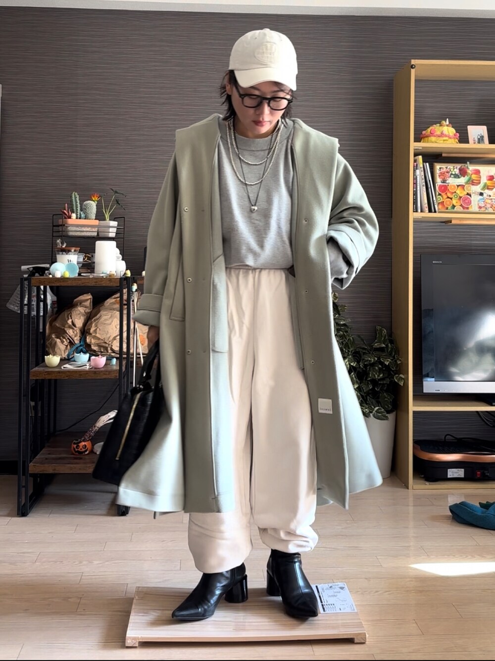 「冬コーデ、アウター、アウターコーデ、カジュアルスタイル、オトナ女子、休日スタイル、シンプル、大人ファッション、秋冬、ママファッション、シンプルスタイル、メガネ女子、冬、スウェットパンツ、淡色コーデ」｜「UNIQLOのアイテム（スウェットパンツ、ホワイト系）」を使った、真波(Manami)さん（レディース・153cm）の冬コーディネートの1枚目の写真
