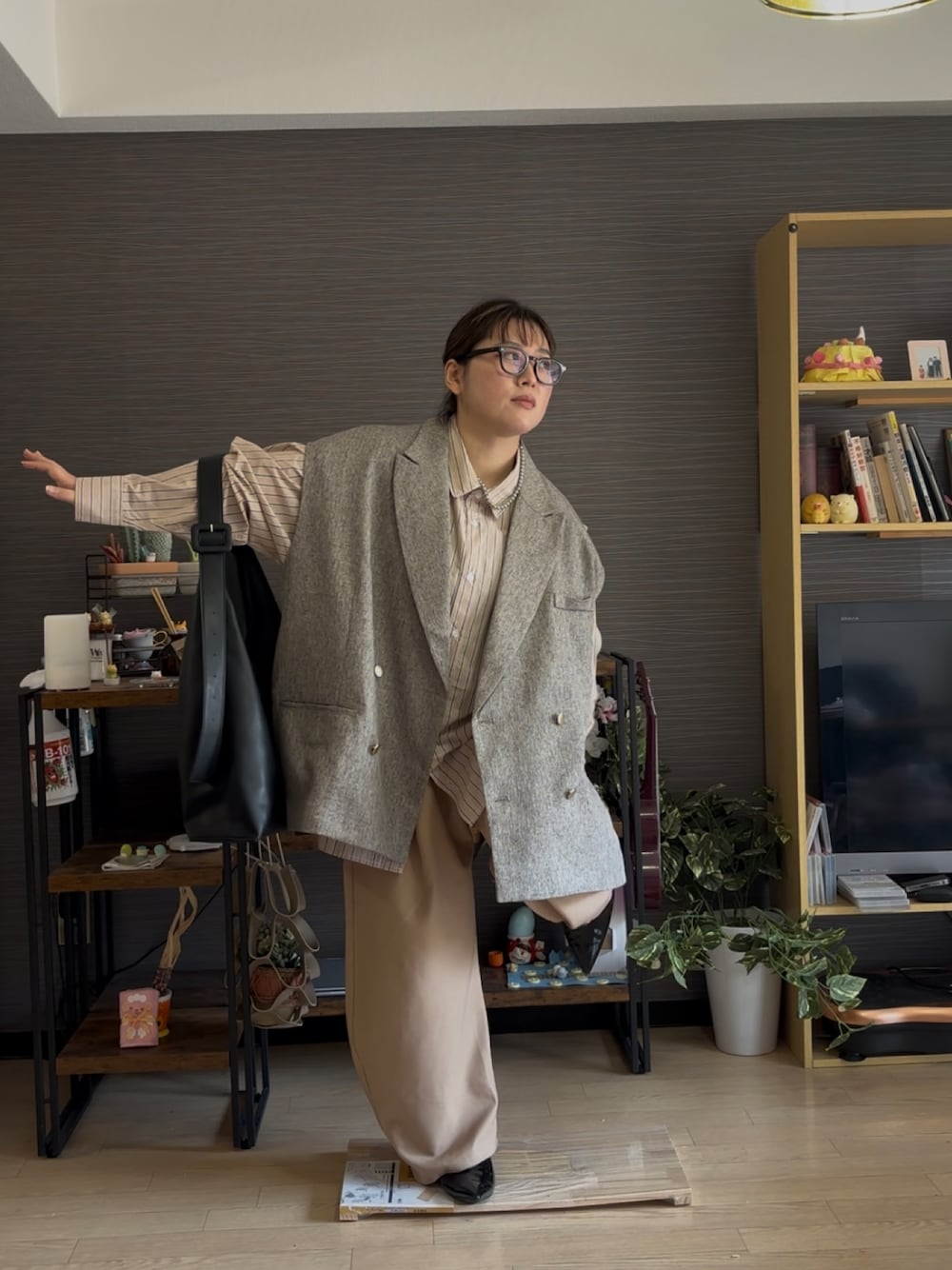 「参観日コーデ、キレイめ、きれいめ、キレイめコーデ、きれいめコーデ、プラスサイズ、ぽっちゃり、ぽっちゃりコーデ」｜「classicalelfの大人のテーラードジレ。サイドスリットオーバーサイズダブルベスト（ベスト、ベージュ系）」を使った、真波(Manami)さん（骨格ストレート・レディース・153cm）の春コーディネートの1枚目の写真