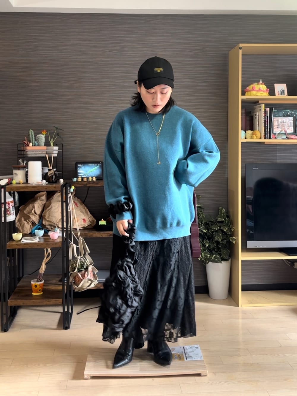 「スカート、スカートスタイル」｜「JEANASISのサスティナブルヴィンテージウラケBIGプルオーバー/239740（スウェット、ブルー系）」を使った、真波(Manami)さん（骨格ストレート・レディース・153cm）の冬コーディネートの1枚目の写真