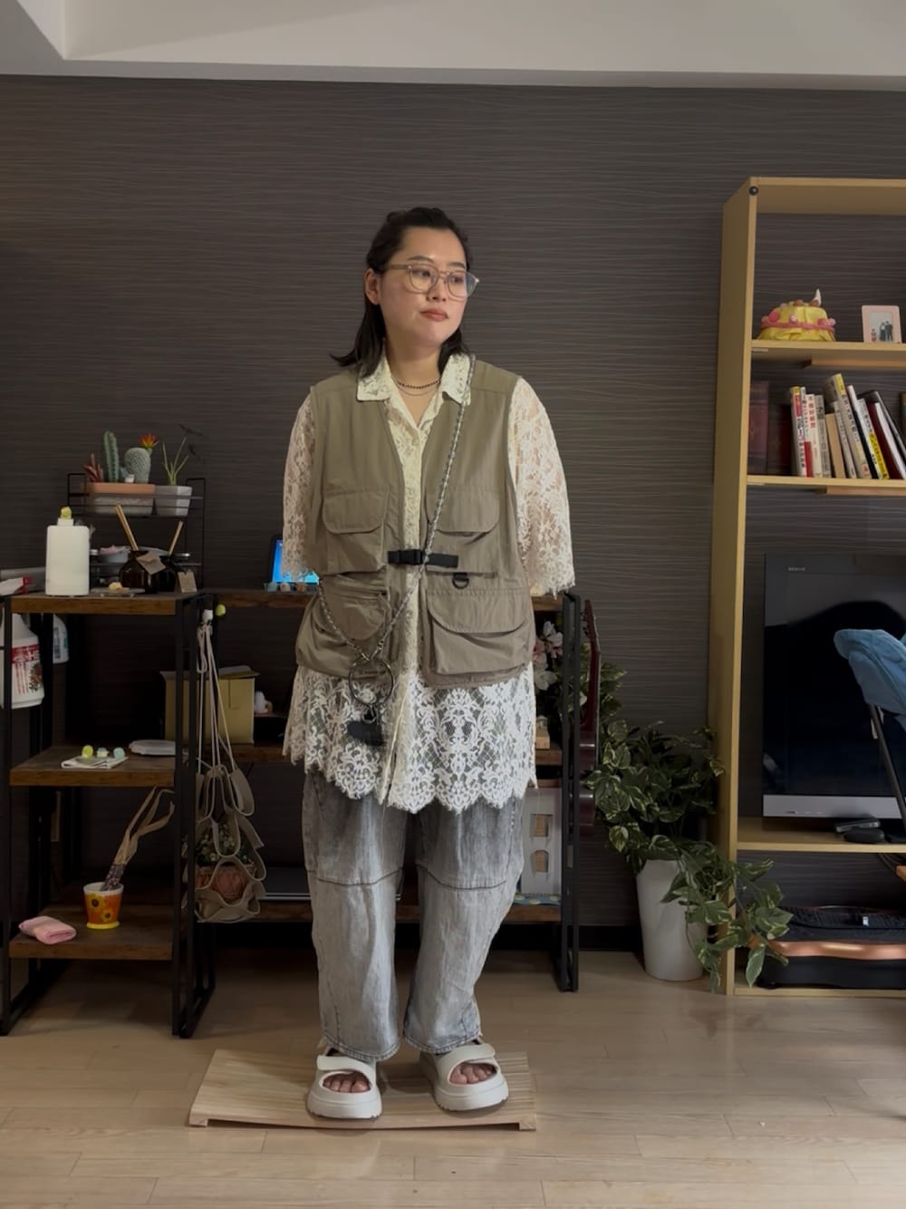「niko and...の【NKJ 2024AW】EASY BARREL DENIM（デニムパンツ、ブラック系）」を使った、真波(Manami)さん（骨格ストレート・レディース・153cm）の夏コーディネートの1枚目の写真